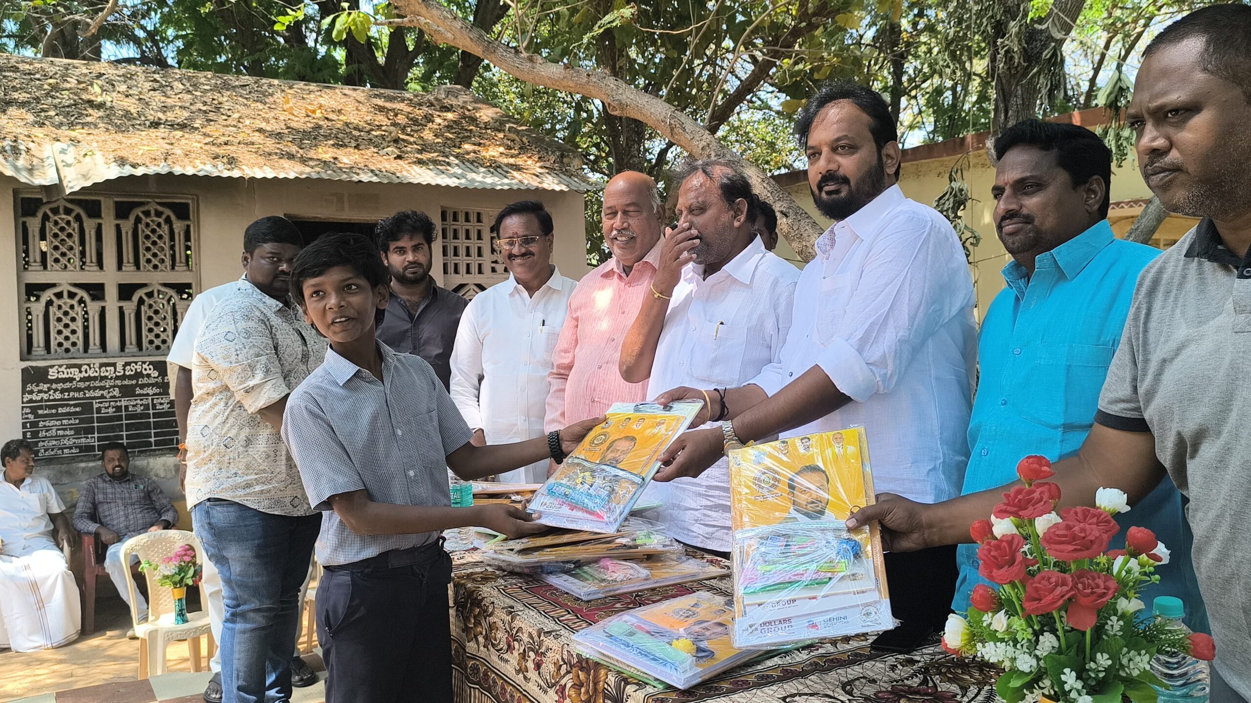 డాలర్స్ దివాకర్ రెడ్డి చేతుల మీదుగా విద్యార్థులకు ప్యాడ్, పెన్నులు పంపిణీ..