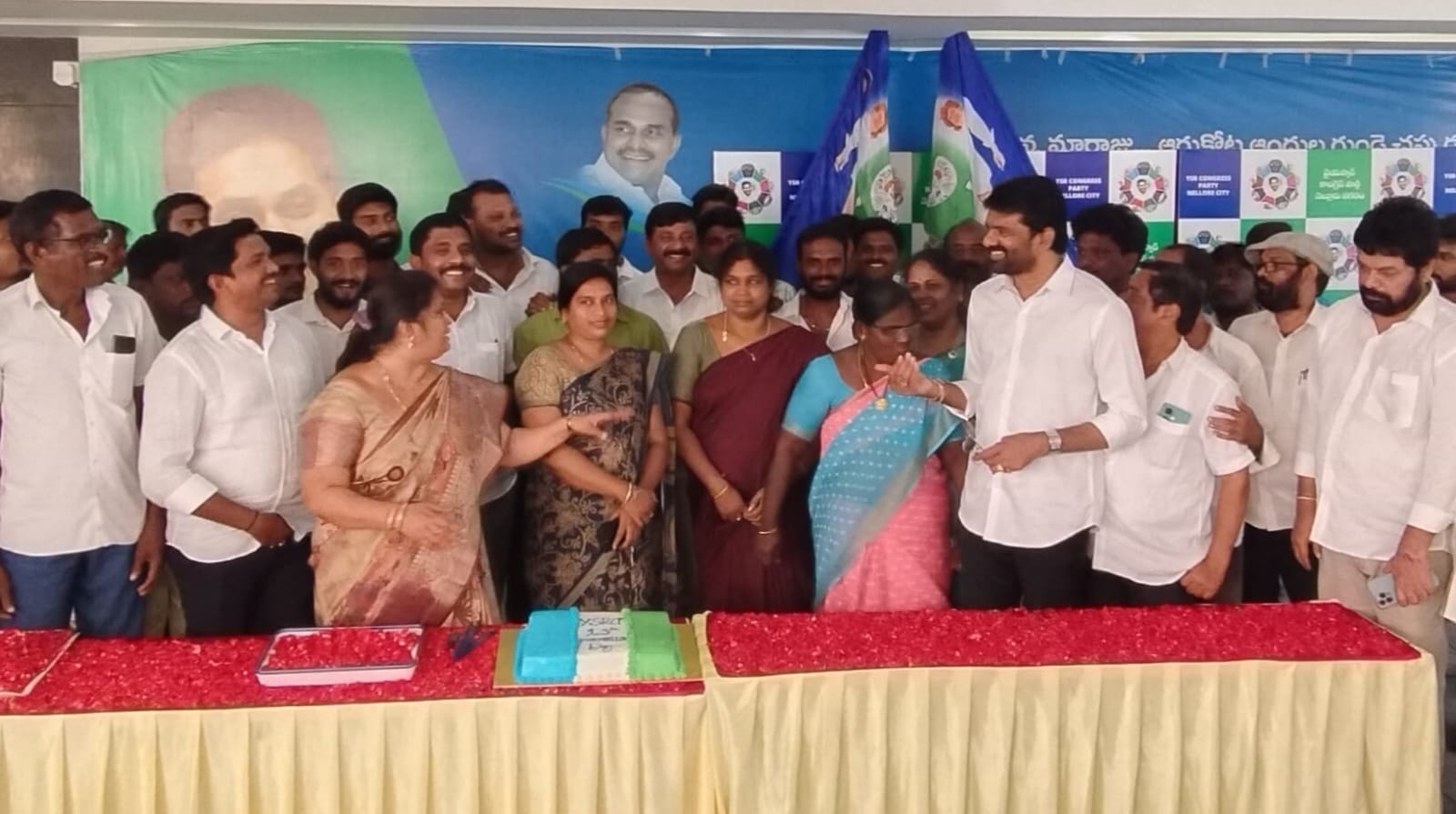 వైసీపీ నెల్లూరు సిటీ కార్యాలయంలో సందడిగా సాగిన పార్టీ ఆవిర్భావ దినోత్సవ వేడుకలు
