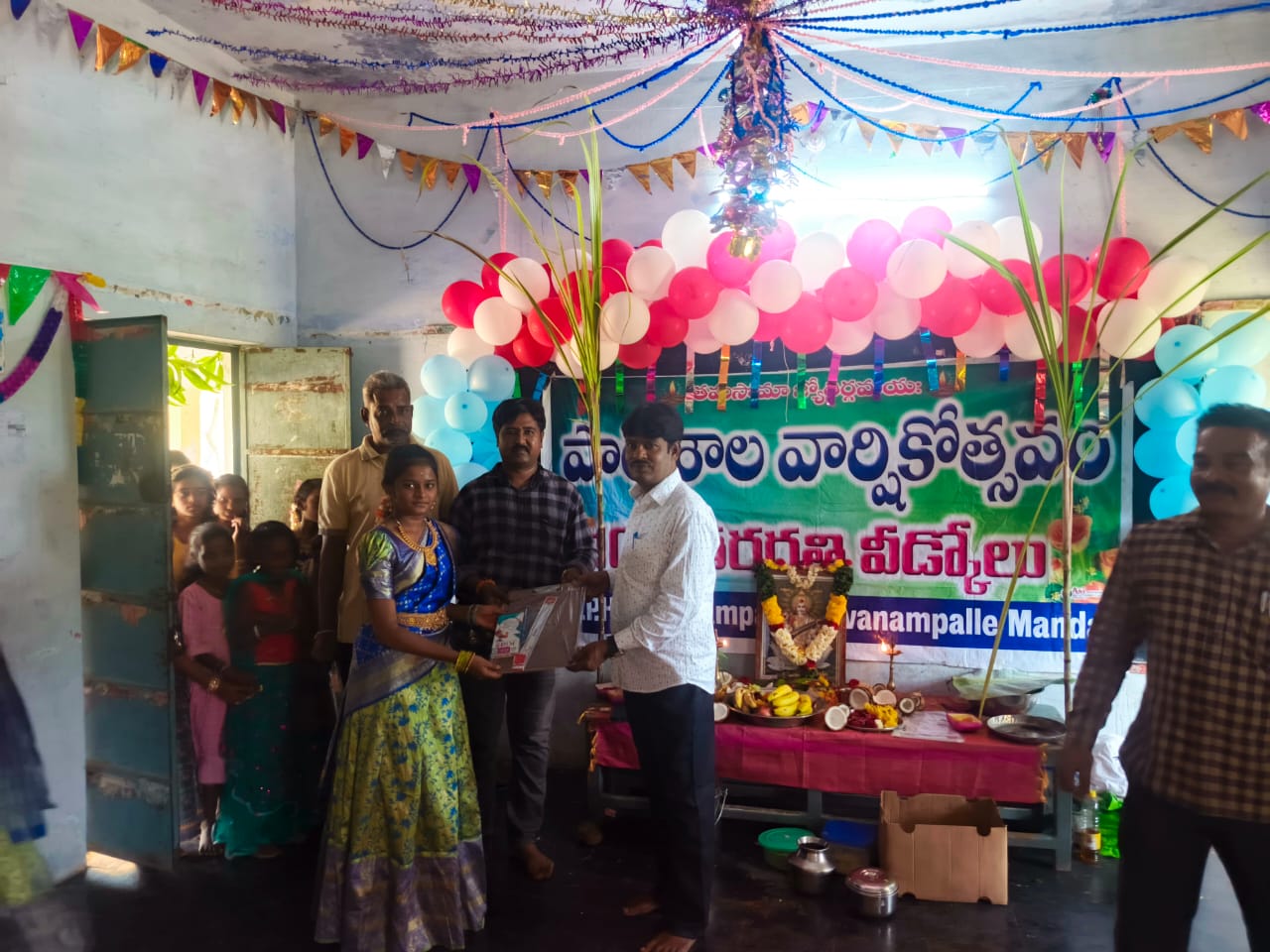 పదవ తరగతి విద్యార్థులకు రైటింగ్ ఫ్యాడ్ పెన్ వితరణ