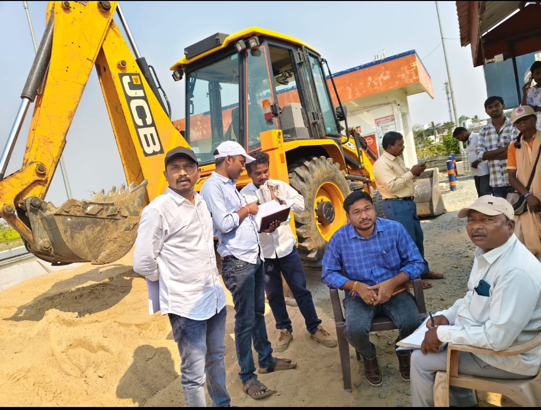 అనుమతి లేని ఇసుకను సంబధిత జెసిబిని సీజ్చేసిన రెవెన్యూ, పోలిస్ శాఖ