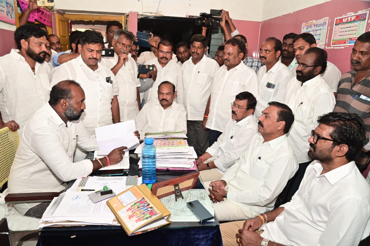 వరికుంటపాడు అగ్రిగోల్డ్ భూములలో జరిగిన భారీ దోపిడీ పై నెల్లూరుజిల్లా YSRCP అధ్యక్షులు కాకాణి గోవర్ధన్ రెడ్డి తో కలిసి పరిశీలించిన MLC పర్వత రెడ్డి చంద్రశేఖర్ రెడ్డి