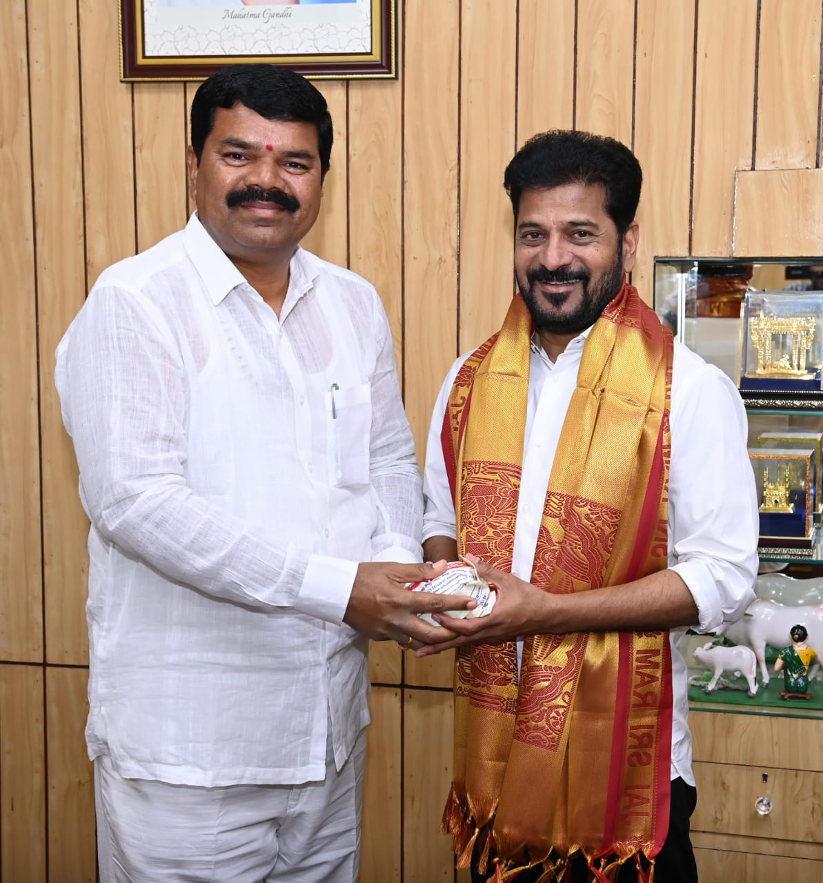 సీఎం రేవంత్ రెడ్డితో పినపాక ఎమ్మెల్యే పాయం వెంకటేశ్వర్లు భేటీ – అభివృద్ధి పనులకు నిధులు కేటాయించడం పట్ల హర్షం