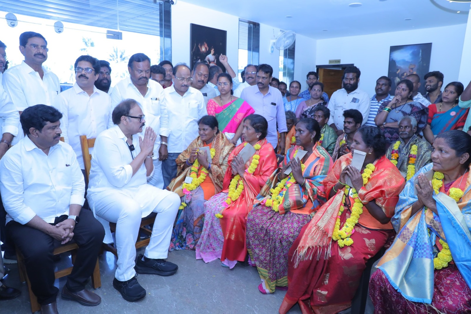 సమాజంలో పారిశుధ్య కార్మికుల పాత్ర కీలకం -పారిశుధ్య కార్మికులను సన్మానించిన నాగబాబు