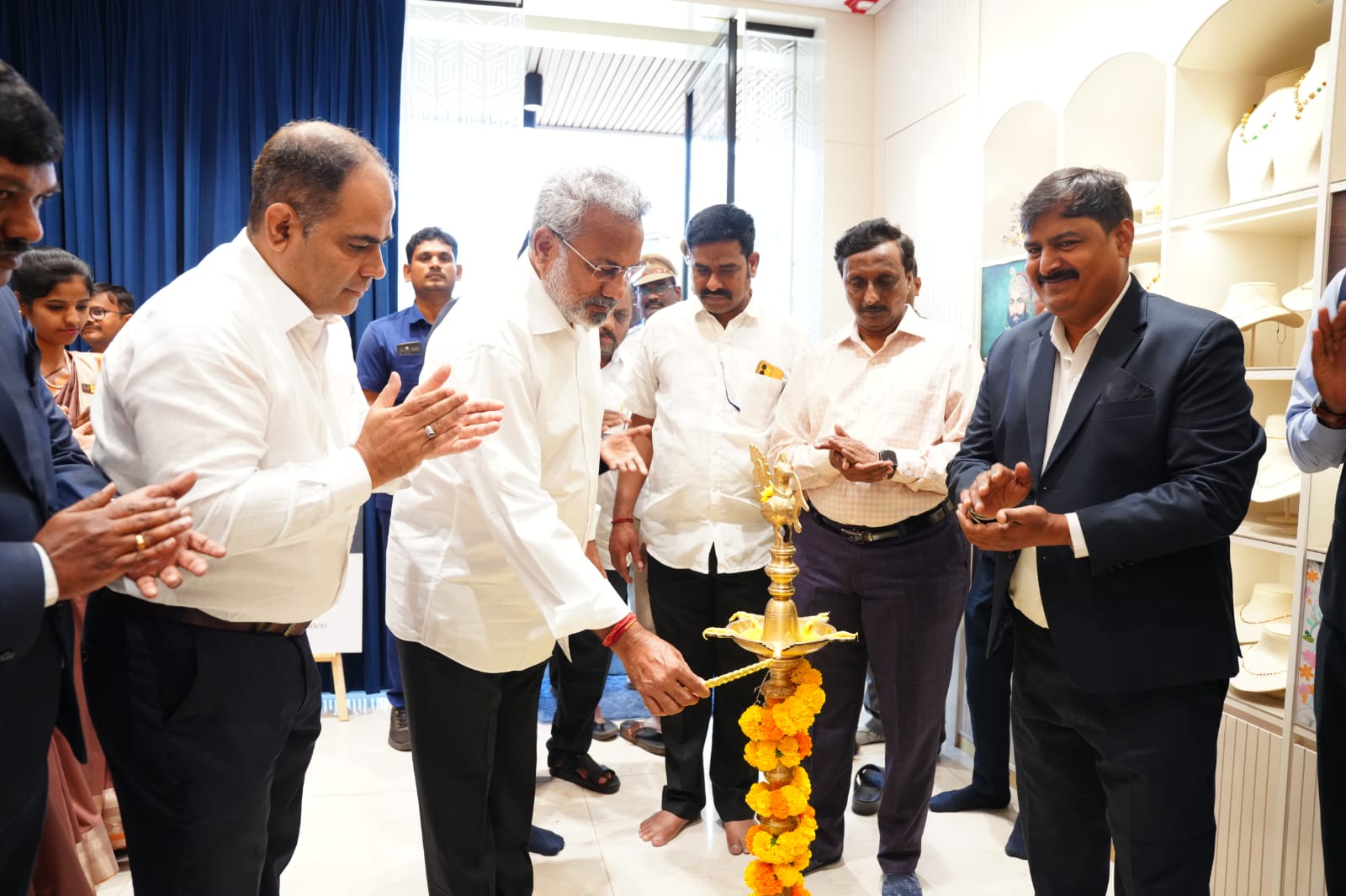 కాకినాడ వేదికగా పి ఎమ్ జె జ్యువెల్స్ నూతన స్టోర్‌ -కొత్త అవుట్‌లెట్‌ను ప్రారంభించిన కాకినాడ ఎమ్మెల్యే వనమడి వెంకటేశ్వరరావు