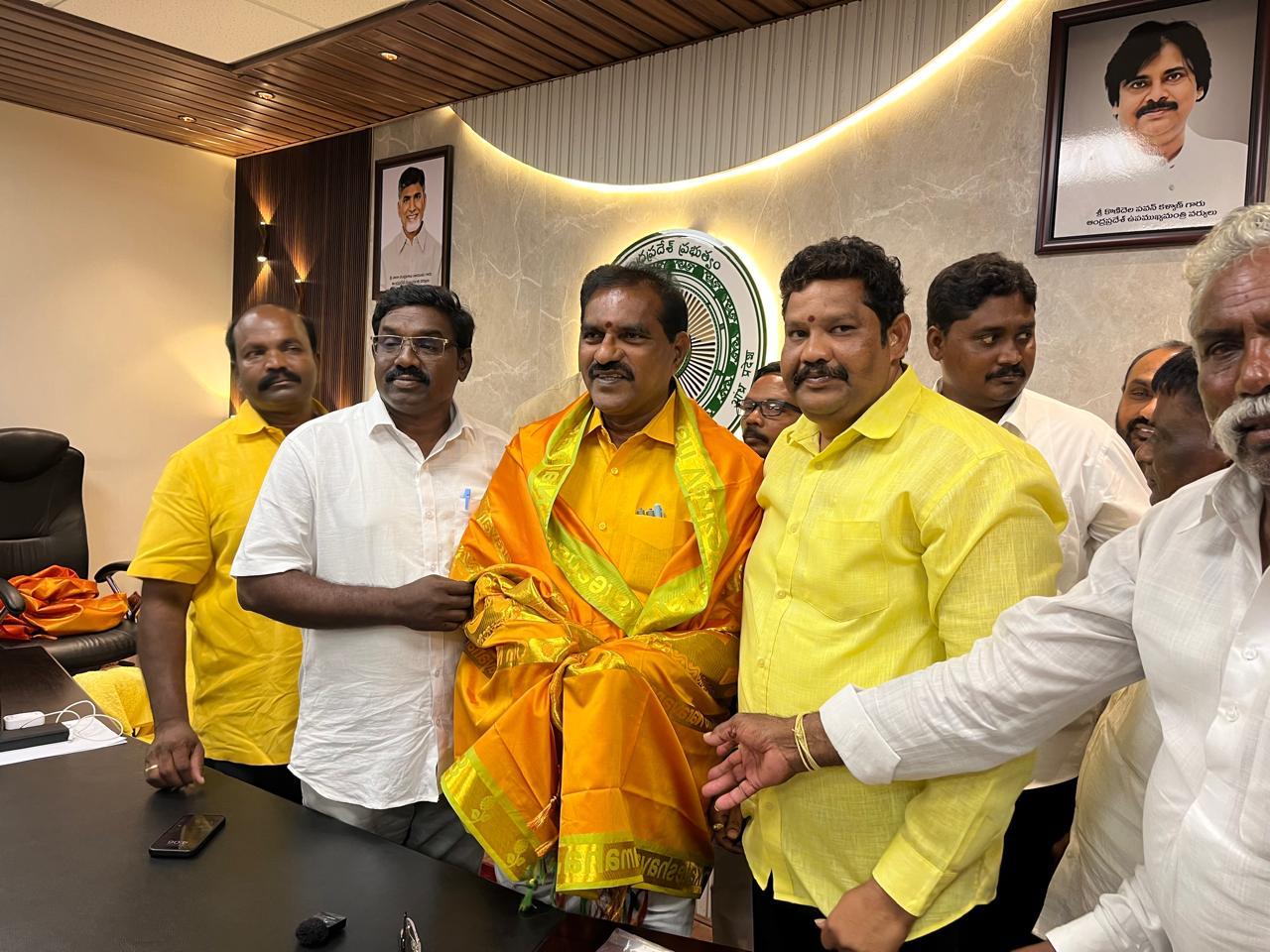 రాష్ట్ర మంత్రులను మర్యాదపూర్వకంగా కలిసిన డైరెక్టర్ కొండ్రు మరిడయ్య..