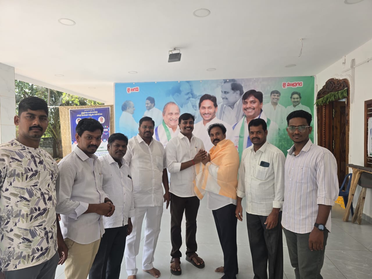 సరమర్ల మధుబాబు ని సత్కరించిన వైకాపా నేత ముద్రగడ గిరిబాబు…
