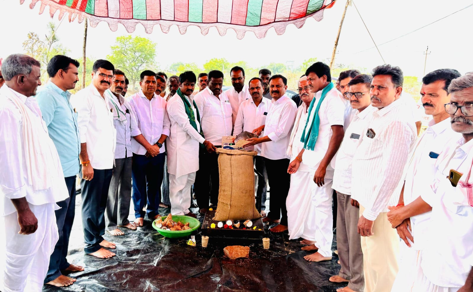 కొనుగోలు కేంద్రాలను సద్వినియోగం చేసుకోవాలి. జుక్కల్ ఎమ్మెల్యే తోట లక్ష్మీకాంతరావు