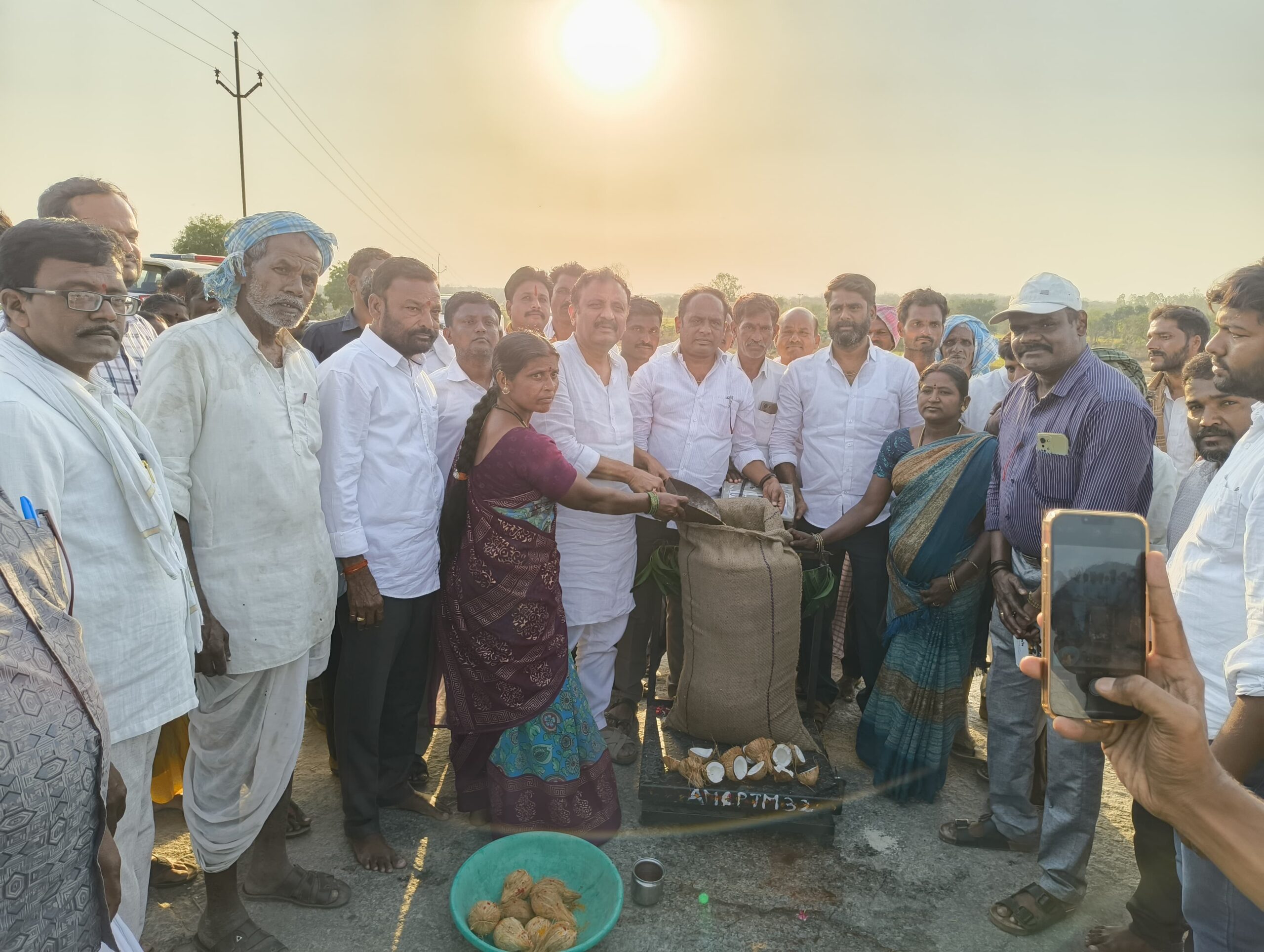 మాగిలో కొనుగోలు కేంద్రంను ప్రారంభించినా ఎమ్మెల్యే తోట