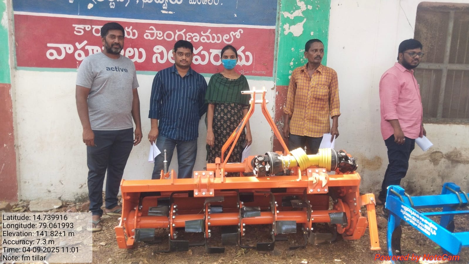 రైతులకు పనిముట్లు పంపిణీ.  వ్యవసాయ అధికారి ఎం నాగరాజు.