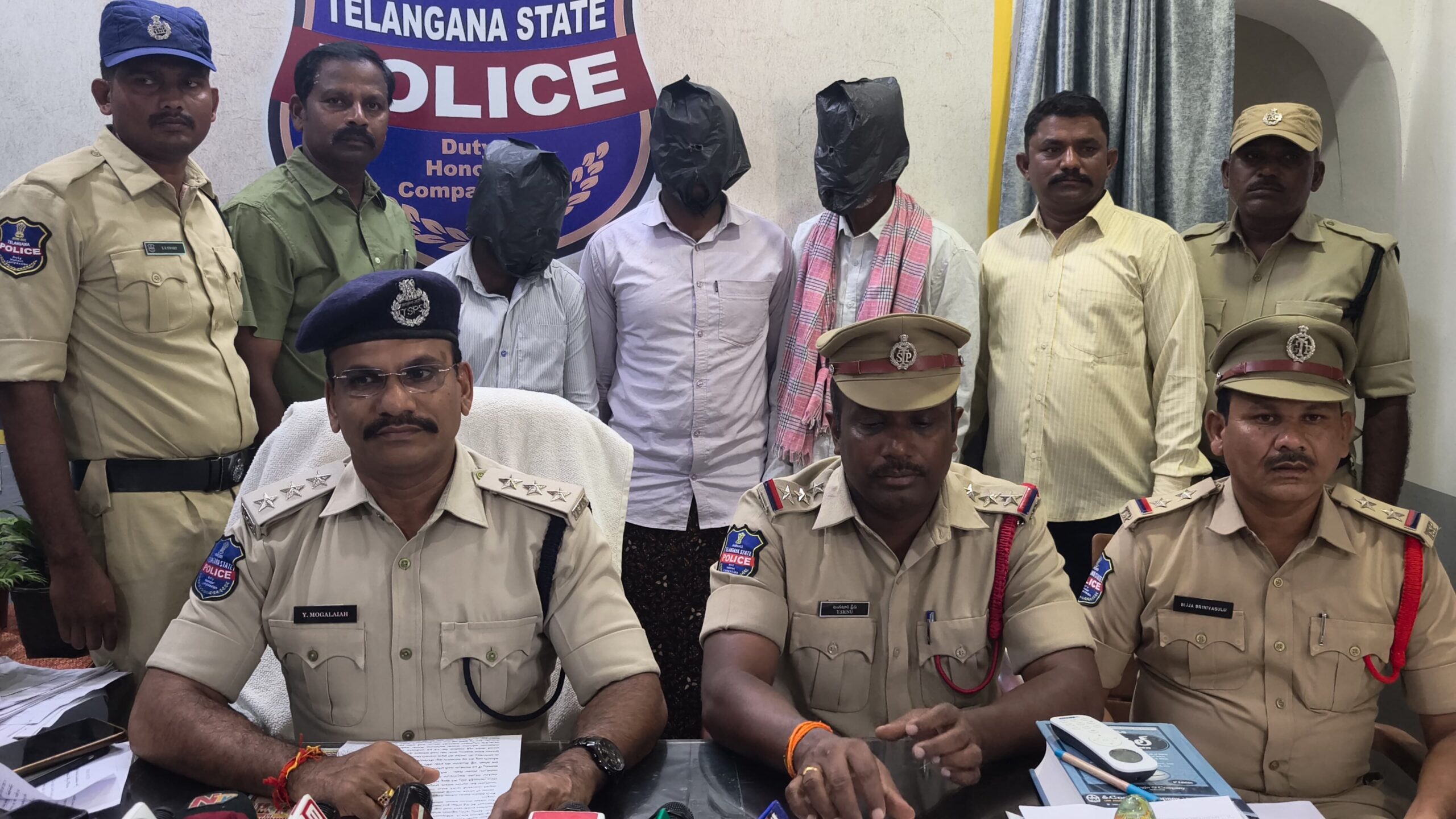 మర్డర్ కేసు లో వీడిన మిస్టరీ, నలుగురు నిందితులు అరెస్ట్