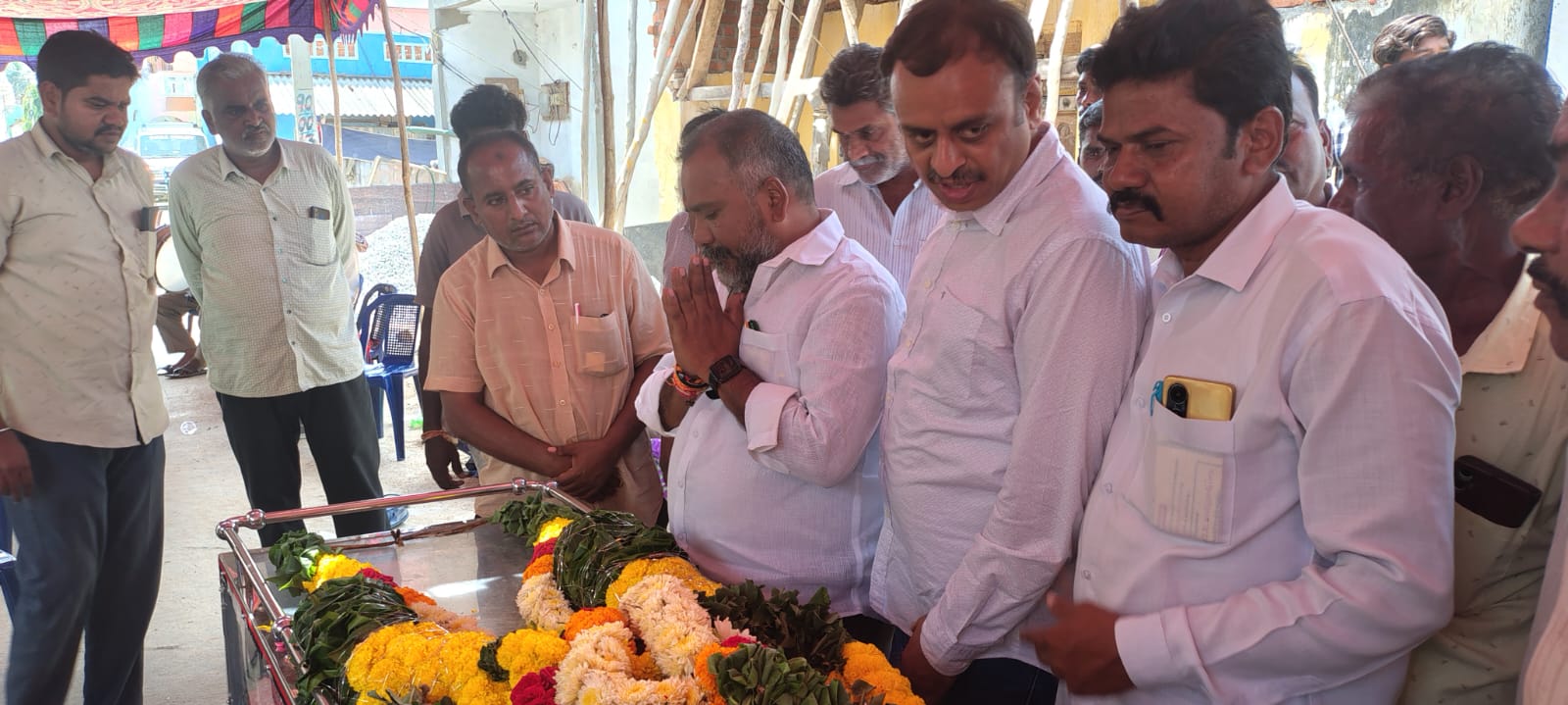 టిడిపి సీనియర్ నాయకుడు చంద్రశేఖర్ భౌతికకాయానికి పూతలపట్టు శాసనసభ్యులు మురళీమోహన్ నివాళి