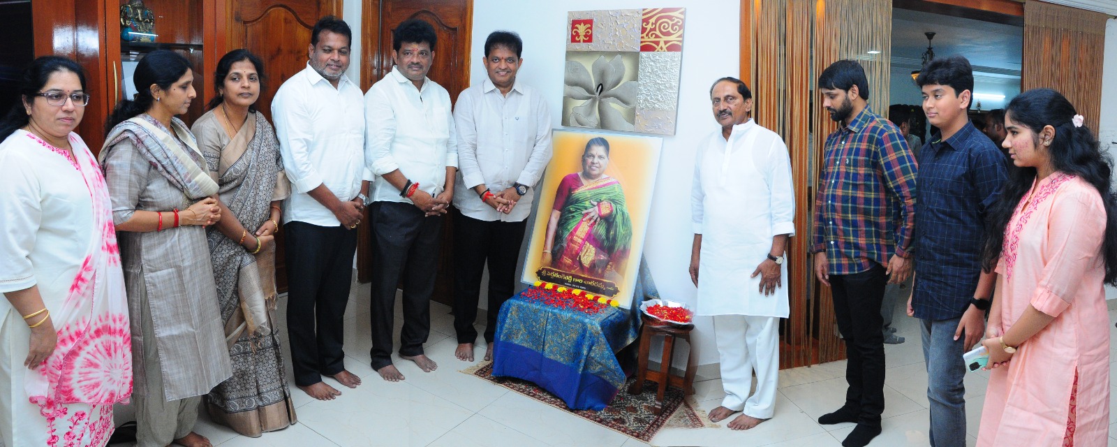 నవీన్ కుమార్ రెడ్డి కుటుంబాన్ని పరామర్శించిన మాజీ సీఎం కిరణ్