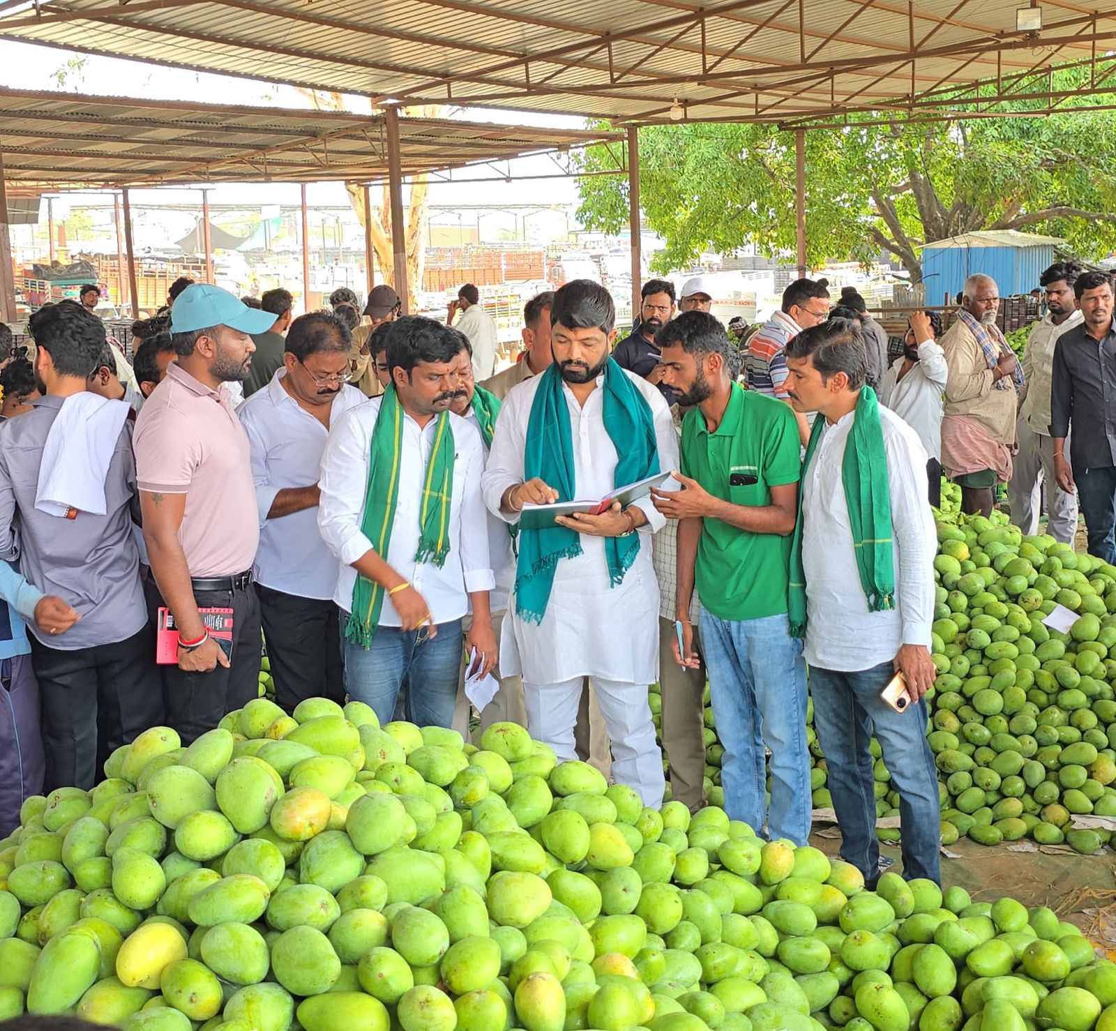 మామిడి పండ్ల క్రయ విక్రయాలను పరిశీలించిన మార్కెట్ కమిటీ చైర్మన్ చిలుక మధుసూదన్ రెడ్డి పాలకవర్గం.