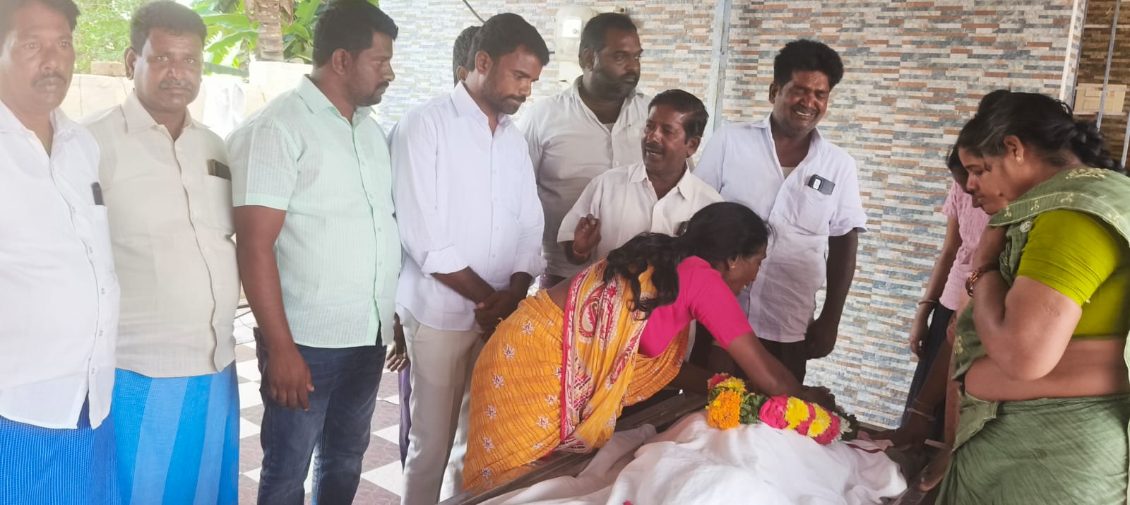బోడిరెడ్డి.చిన్నమ్మరెడ్డి మృతి దేహానికి నివాళులర్పించిన టిడిపి నాయకులు