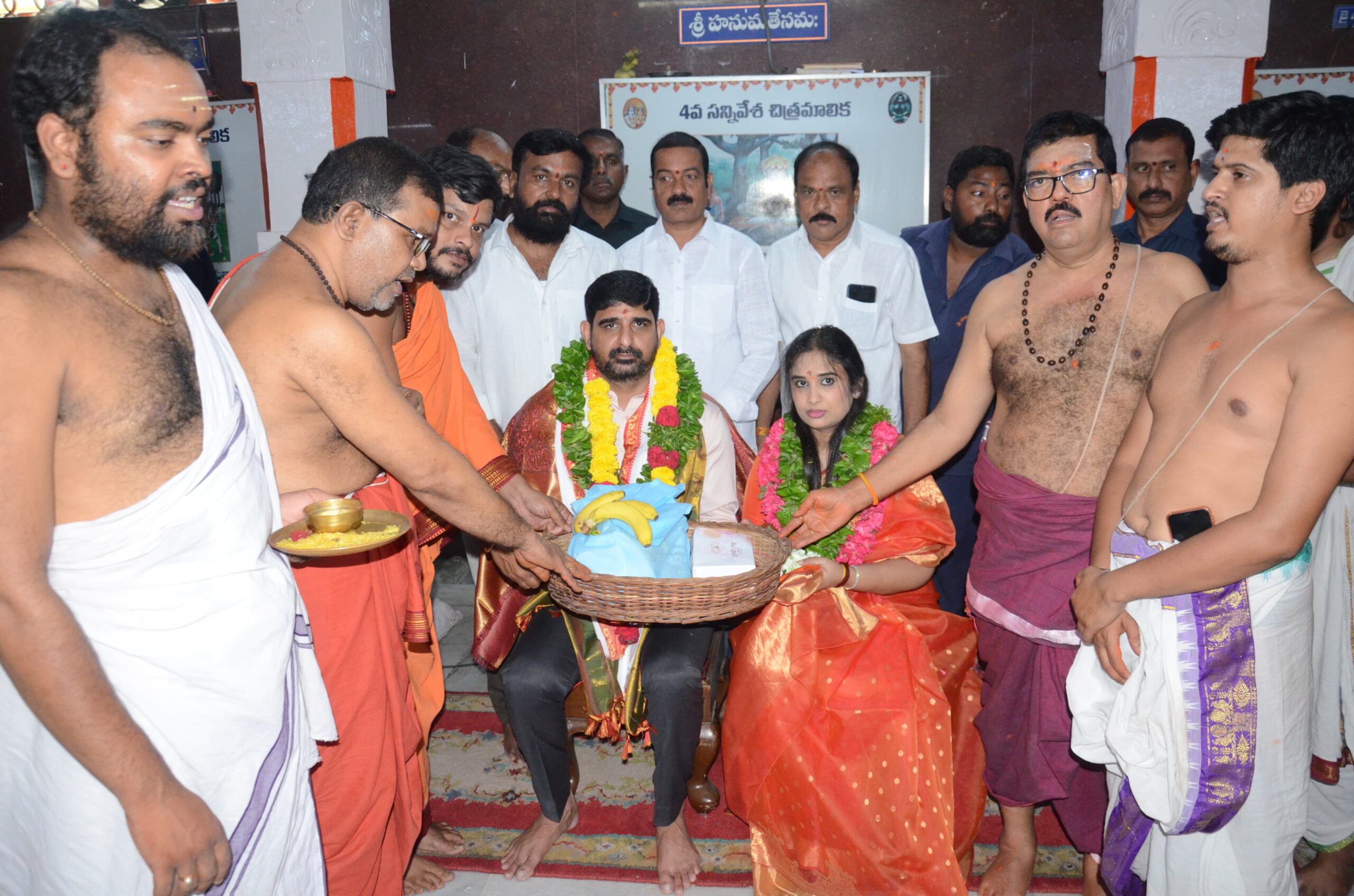 హుజూరాబాద్ శాసనసభ్యులు పాడి కౌశిక్ రెడ్డి కుటుంబ సమేతంగా కర్మన్ ఘాట్ హనుమాన్ దేవాలయంలో స్వామివారిని దర్శించుకొని ప్రత్యేక పూజలు నిర్వహించారు.
