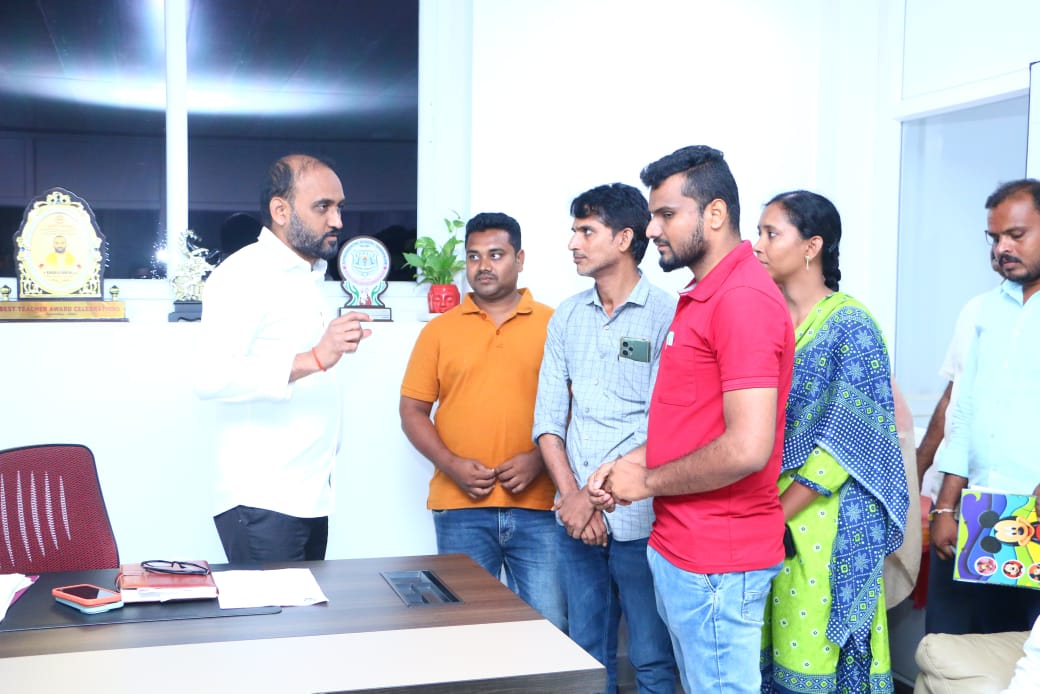 విలేజ్ డిజిటల్ అసిస్టెంట్ల న్యాయమైన సమస్యల ను పరిష్కరించాలని ఎమ్మెల్యే శ్రీ కాకర్ల సురేష్ గారికి వినతి పత్రం అందజేత..!