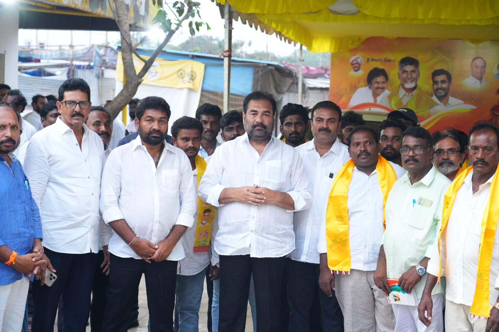 తెలుగుదేశం పార్టీలోకి చేరిన నెల్లూరు రూరల్ నవలాకులతోట వైసిపి నాయకులు