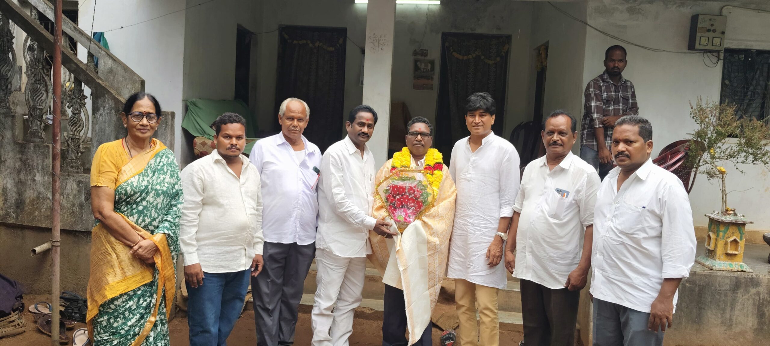 రాష్ట్ర ఎస్టి సెల్ కమీషన్ కమిటీ చైర్మన్ సోళ్ళ బొజ్జిరెడ్డిని కలిసిన  బిజెపి నాయకులు