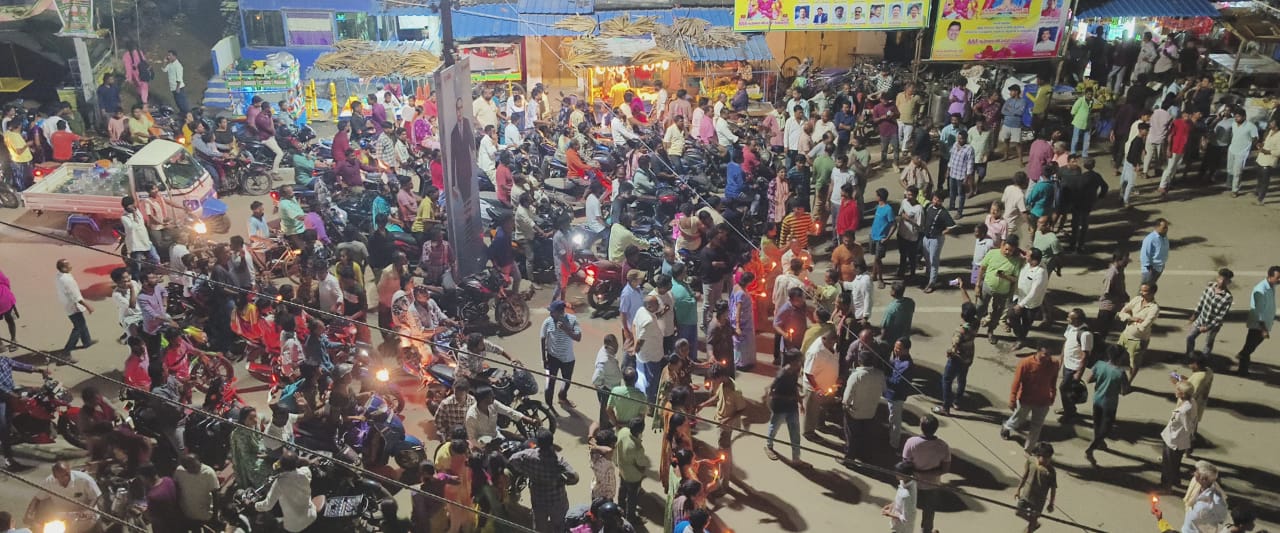 విద్యుత్ ఏడిఈ నిర్బంధించిన స్థానికులు