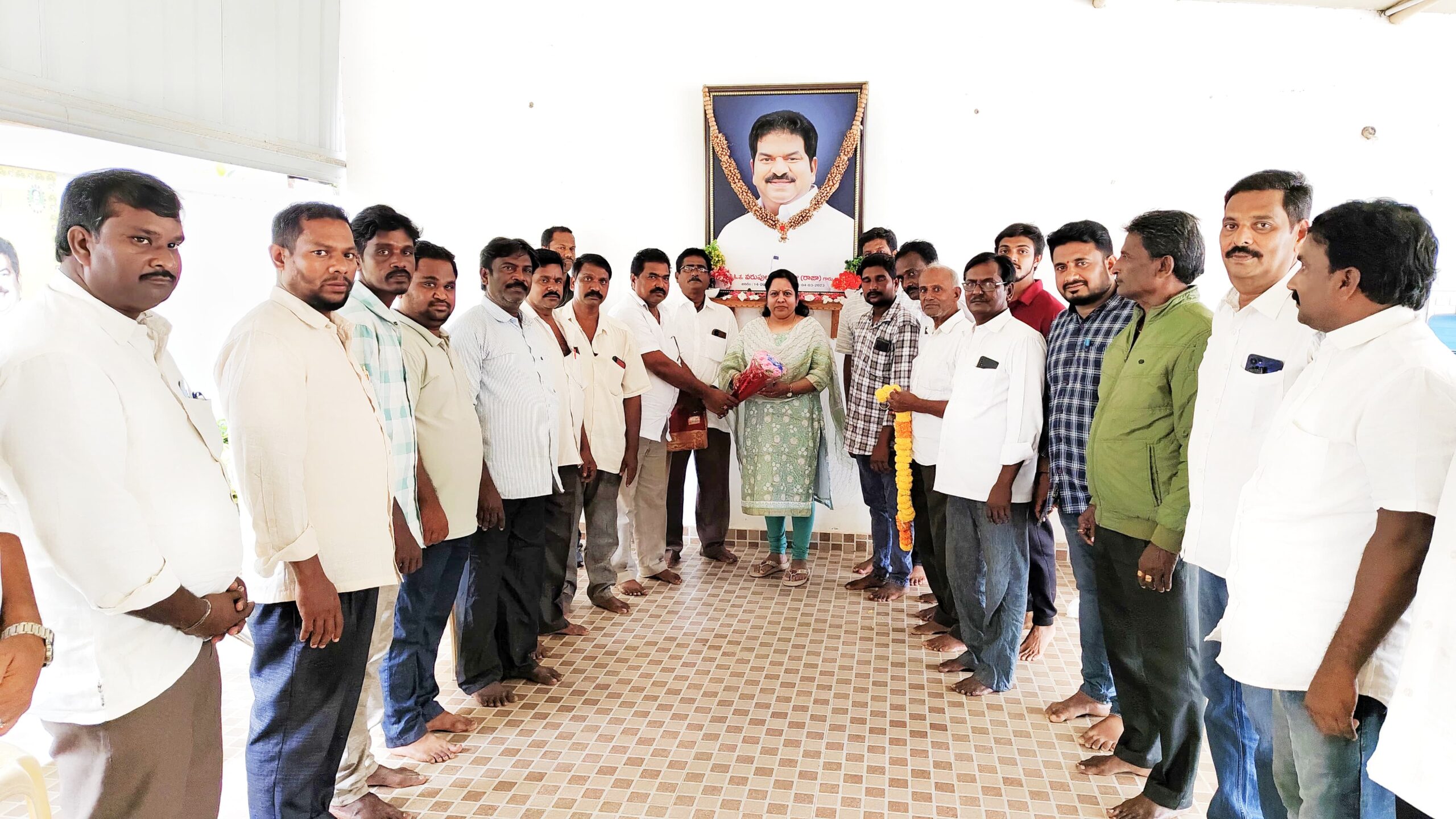 ఎమ్మెల్యే సత్యప్రభని కలిసి సన్మానించిన మండలం రేషన్ డీలర్లు