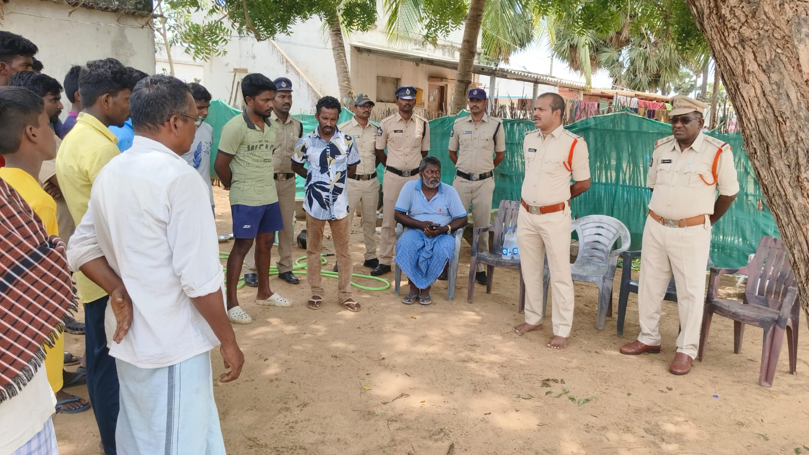 పాకల గ్రామాల్లో వేట నిషేధంపై పోలీసుల సూచనలు, భద్రతపై అవగాహన కార్యక్రమం