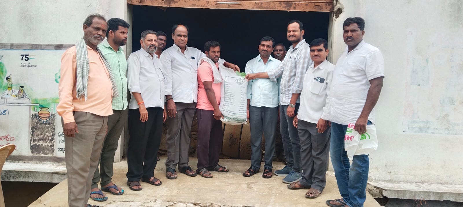 జీలుగ విత్తనాల పంపిణీ.. సొసైటీ చైర్మన్ నరసింహారెడ్డి