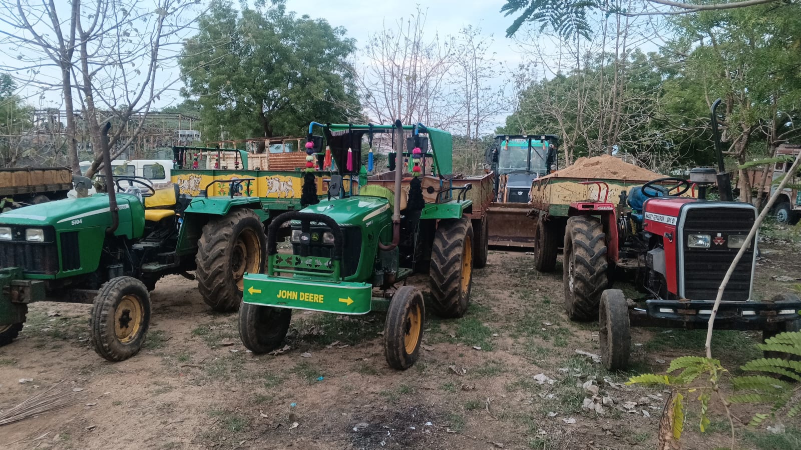 అక్రమంగా మొరం తరలిస్తున్న జెసిబి, ట్రాక్టర్లు పట్టుకున్న ఎస్ ఐ శివకుమార్