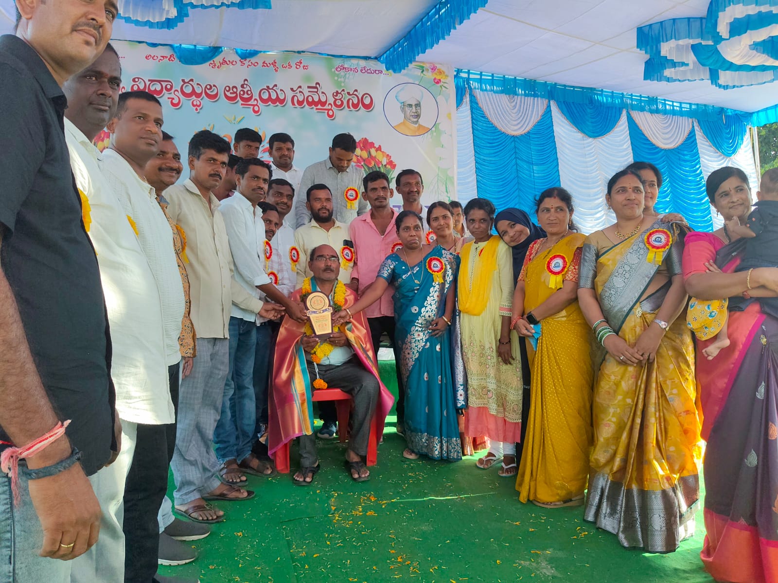 ఆనంద ఉత్సవాలల్లో పూర్వ విద్యార్థుల సమ్మేళనం
