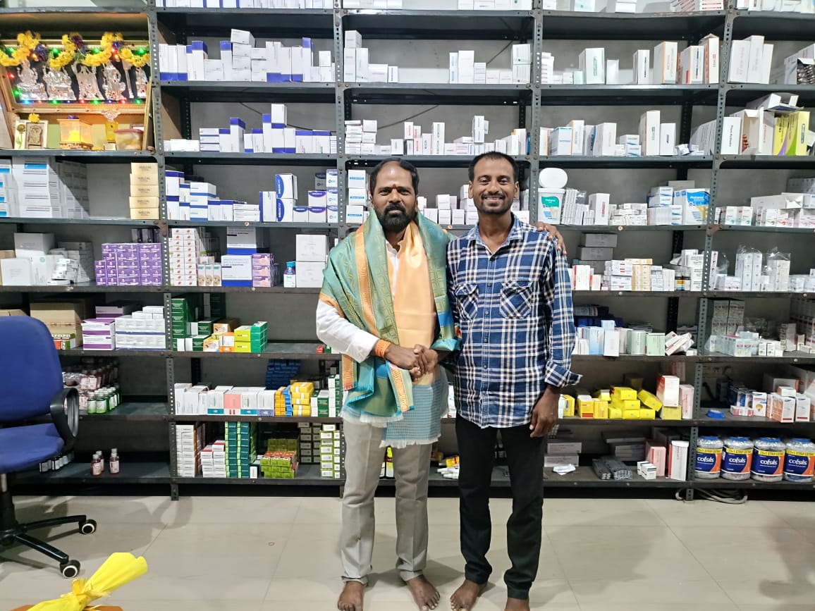 బీజేపీ జిల్లా కార్యదర్శి అట్లూరి శ్రీనివాస్‌ను కలిసి పుట్టిన రోజు శుభాకాంక్షలు తెలిపిన ఐరాల మండల బీజేపీ ప్రధాన కార్యదర్శి అశోక్