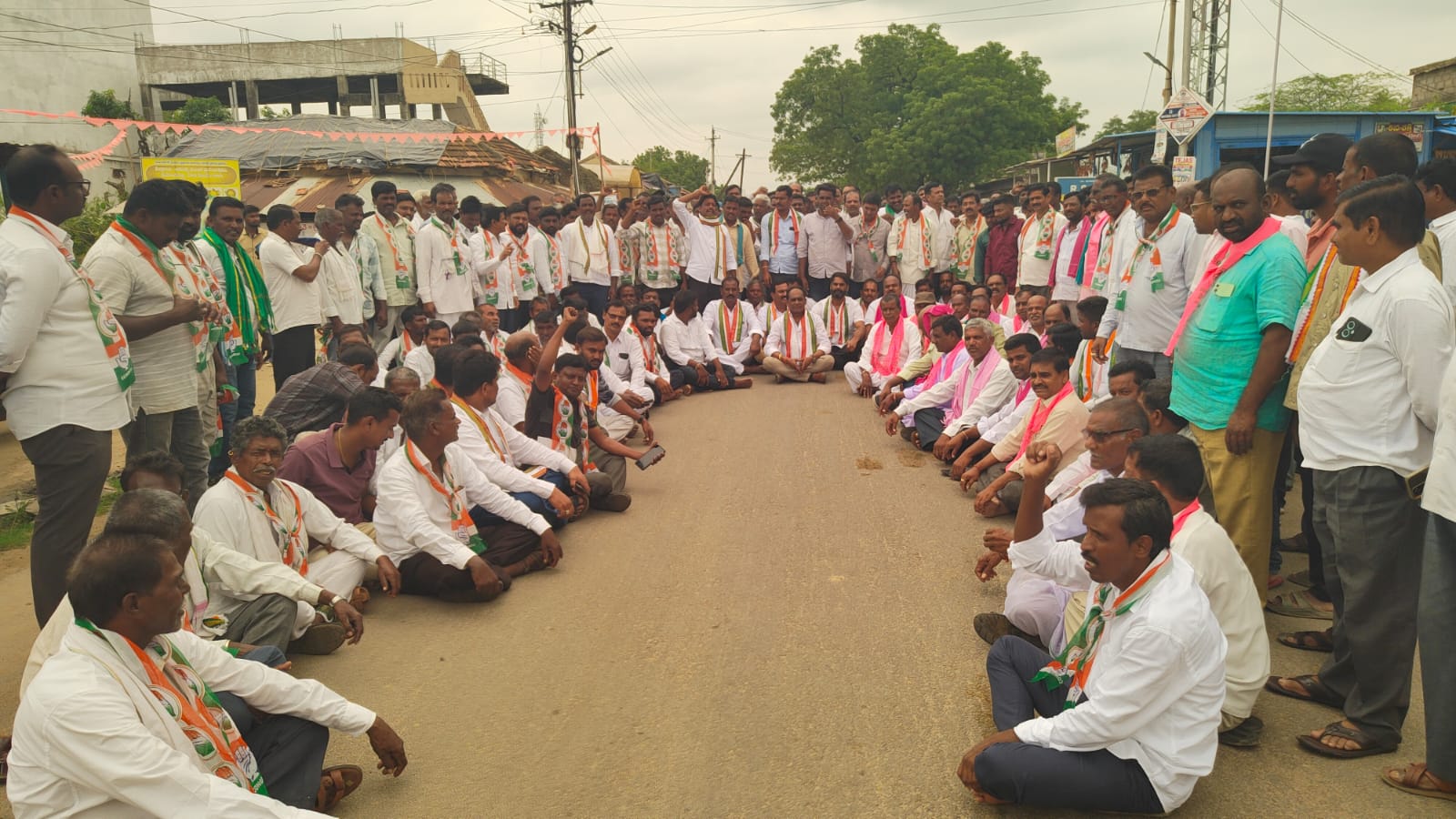 ప్రాజెక్టు భూములు మా నియోజకవర్గ అభివృద్ధికి ఉపయోగించాలని ధర్నా..