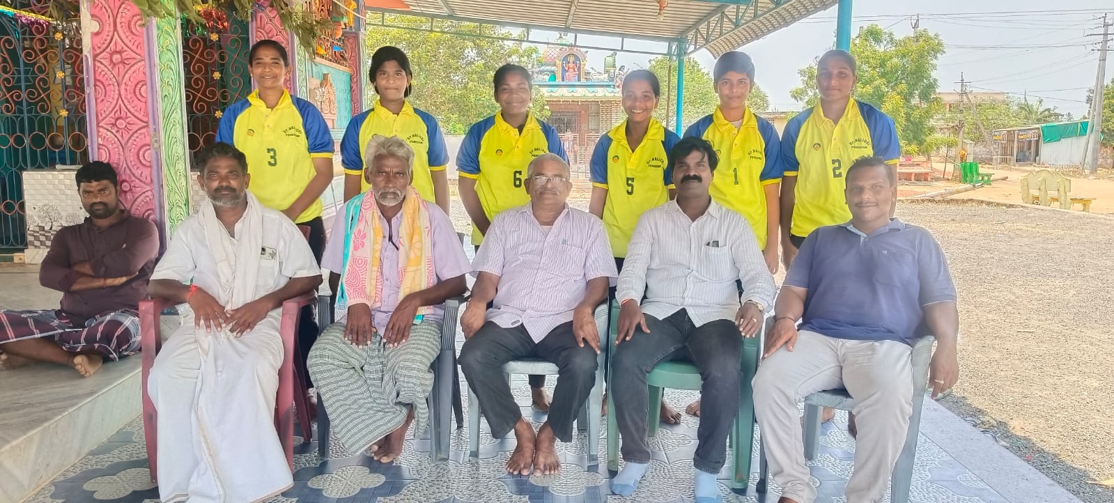 మహిళా కబడ్డీ జట్టుకు దుస్తులు బహుకరణ