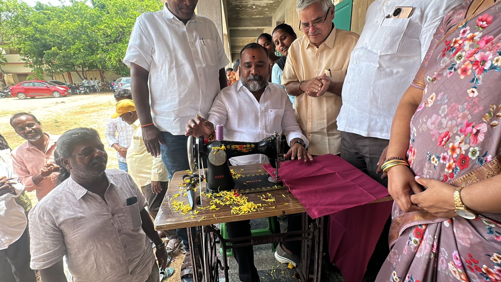 “టైలర్‌గా మారిన పూతలపట్టు శాసనసభ్యులు మురళీమోహన్..”