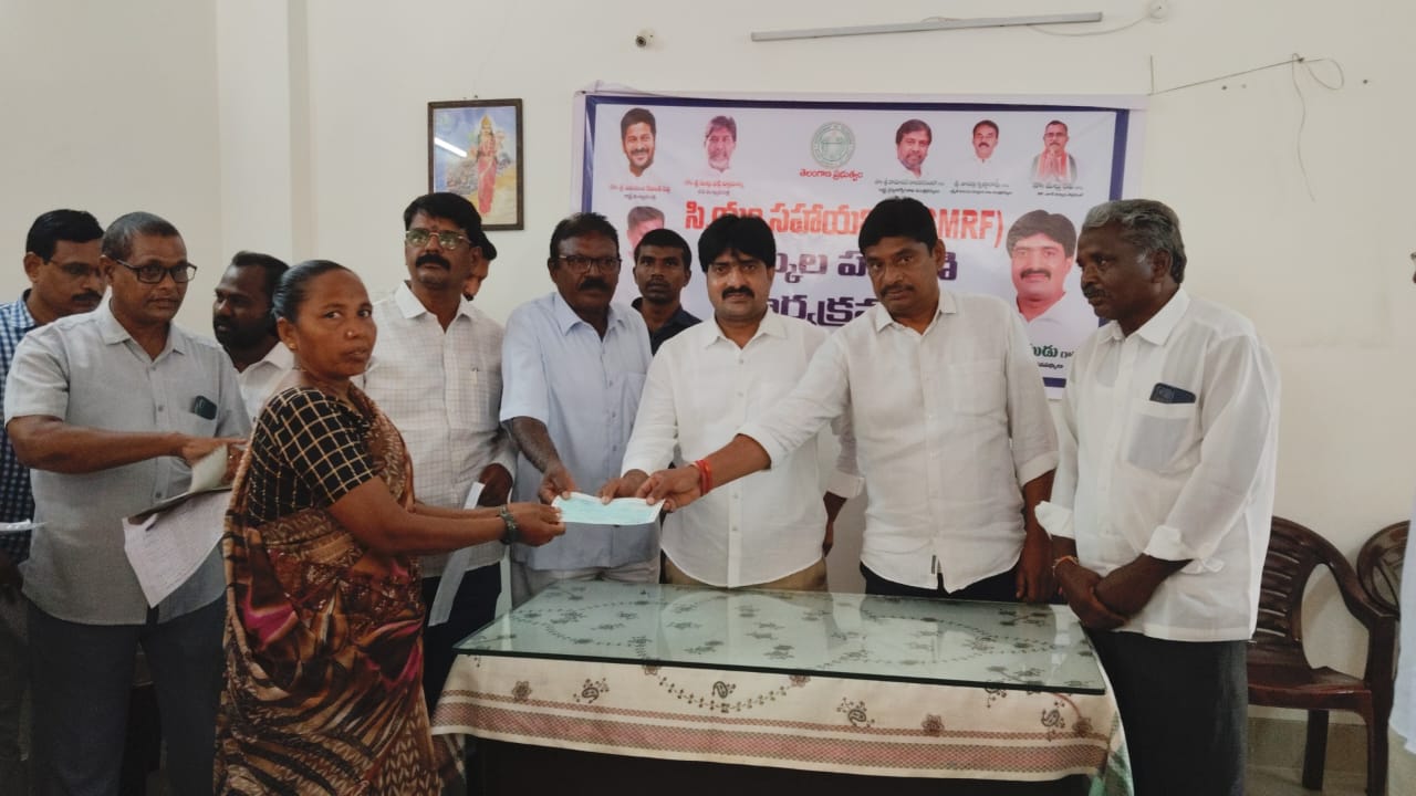 కళ్యాణ లక్ష్మి,షాదీముబారక్ సీఎంఆర్ఎఫ్ చెక్కులను అందజేసినఅలంపూర్ ఎమ్మెల్యే విజయుడు