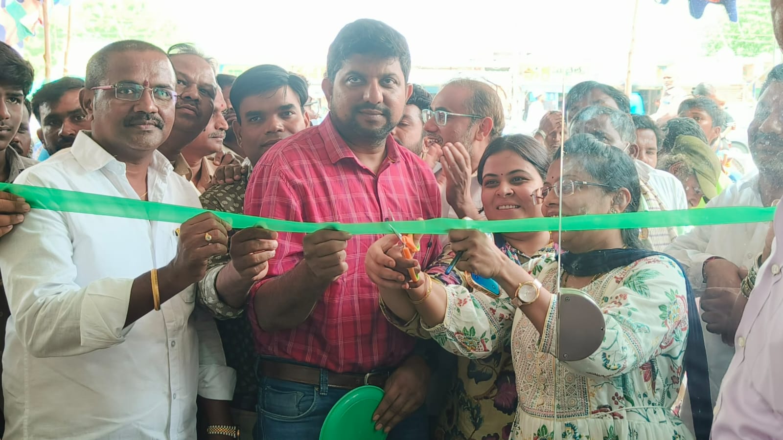 ఉచిత మెగా వైద్య శిబిరంప్రారంభోత్సవ కార్యక్రమంలో పాల్గొన్న… ఐజ పట్టణ కాంగ్రెస్ పార్టీ అధ్యక్షులు మాస్టర్ మధుకుమార్ & మిత్రబృందం