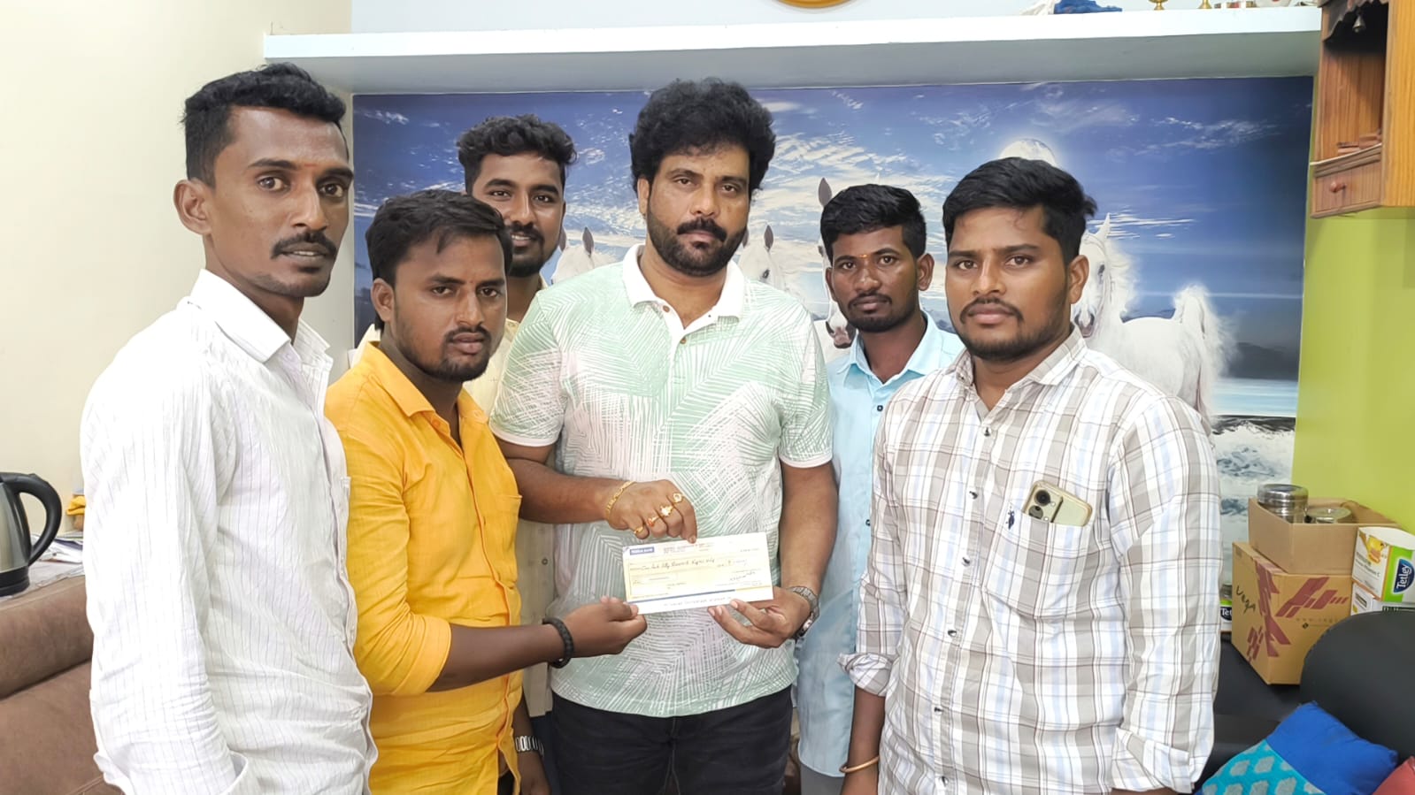 శివాజీ విగ్రహానికి రూ.2.50 లక్షల చెక్కును విరాళంగా అందజేసిన రాజ్ కుమార్ రెడ్డి.