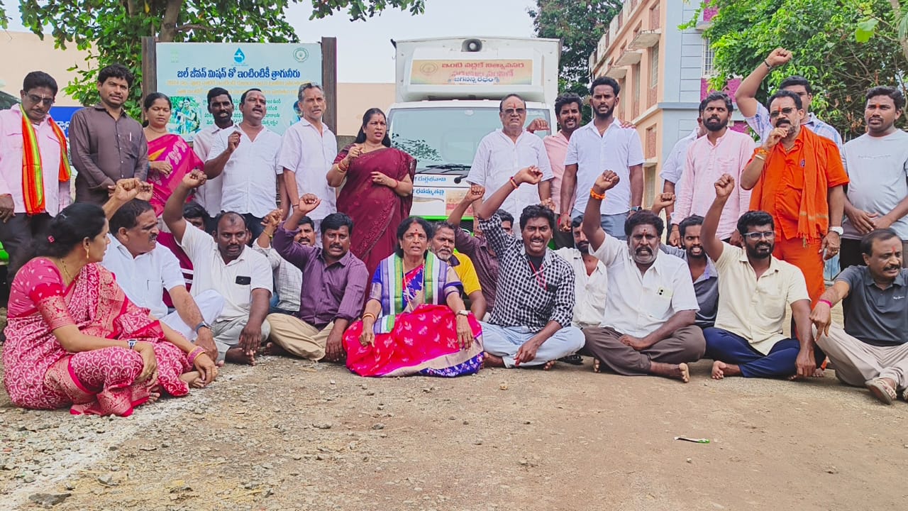 ఎండియు వాహనాలు కొనసాగించాలని డ్రైవర్ల ఆందోళన