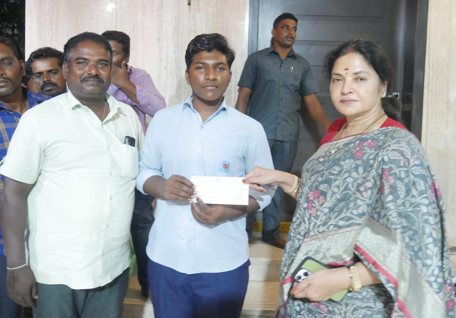 వీ పి ఆర్ విద్య విద్యార్థి ఉన్నత చదువుకు ఆర్థిక సహాయం