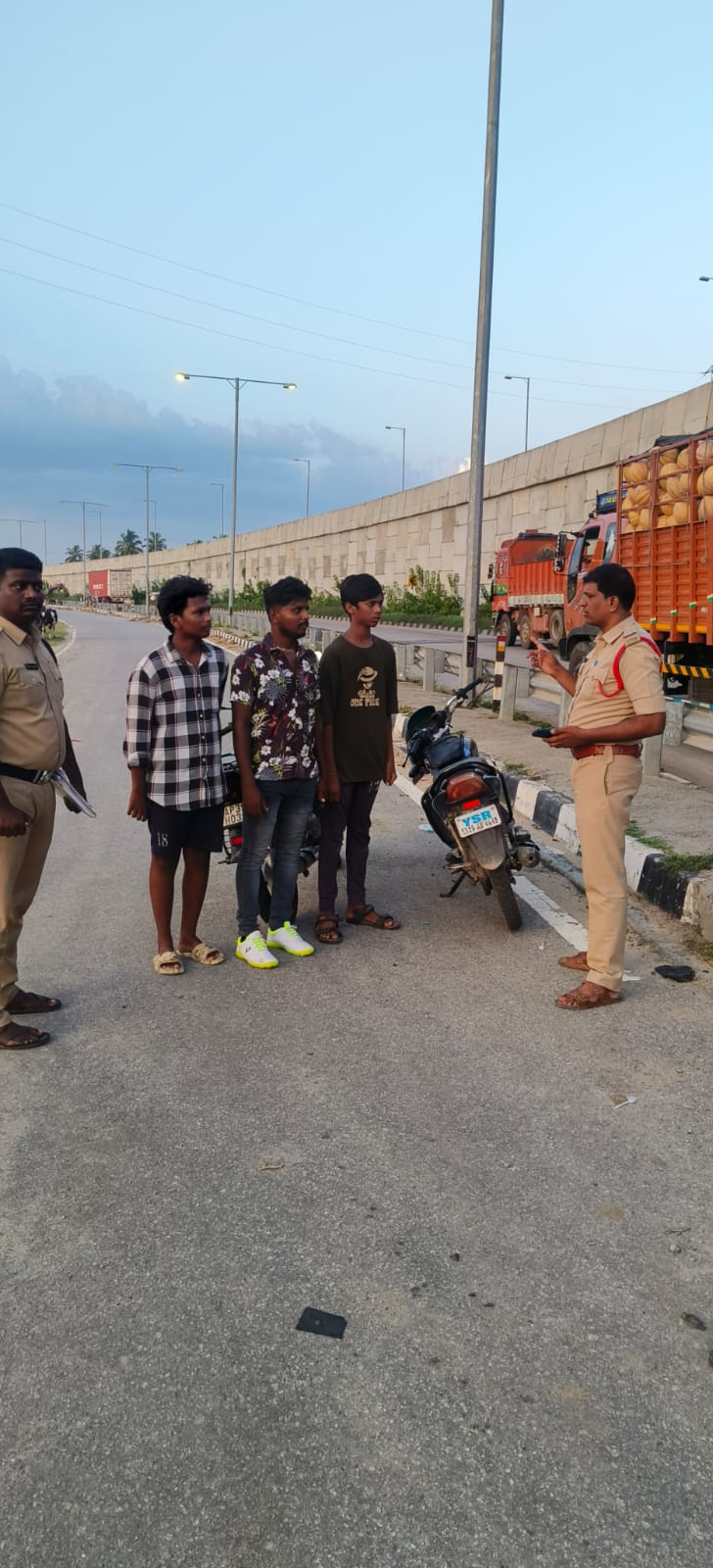 మైనర్ బాలురకు వాహనాలు ఇవ్వకండి. స్పెషల్ డ్రైవ్ లో భాగంగా సిఐ కత్తి శ్రీనివాసులు వెల్లడి.
