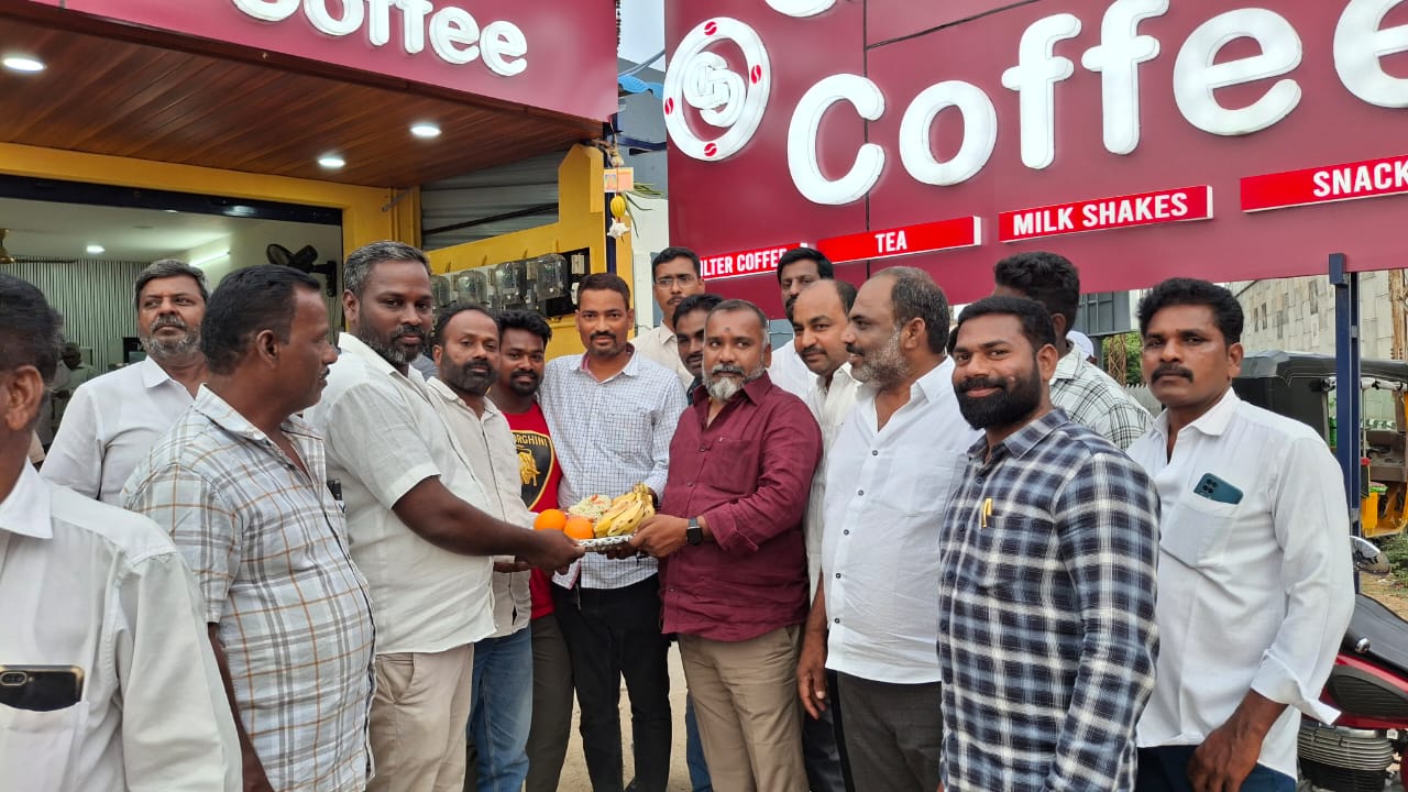 అరకు కాఫీ షాప్ ను ప్రారంభించిన పూతలపట్టు శాసనసభ్యులు మురళీమోహన్..