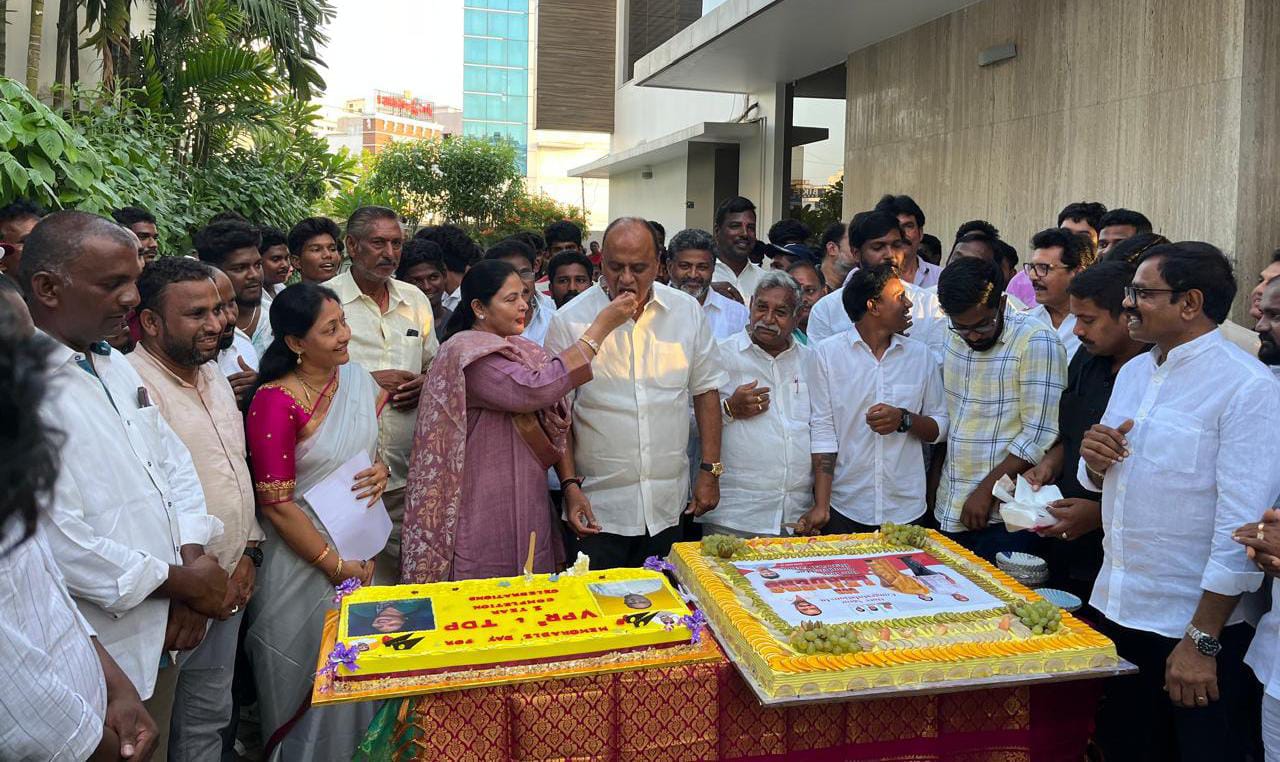 అఖండ విజయానికి ఏడాది పూర్తి……. వేమిరెడ్డి  దంపతులు