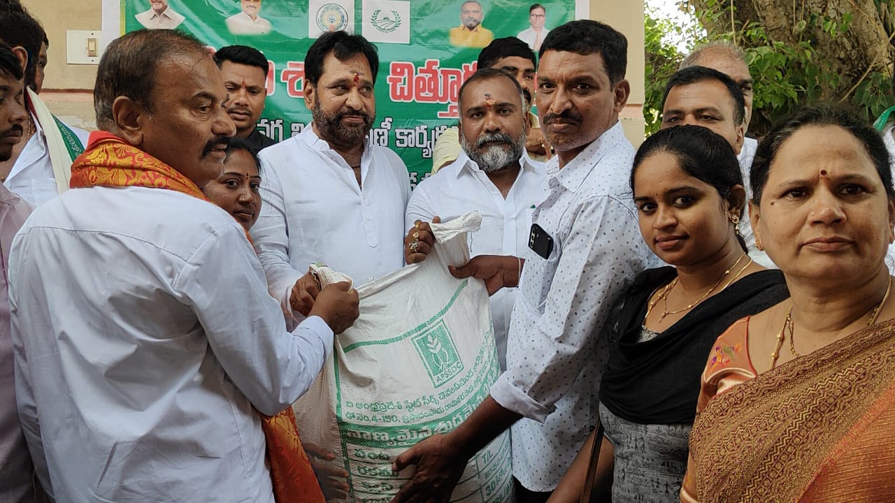 సరకల్లు గ్రామంలో వేరుశెనగ విత్తనాల పంపిణీ చేసిన ఎమ్మెల్యేలు మురళీమోహన్, అమరనాథ్ రెడ్డి..