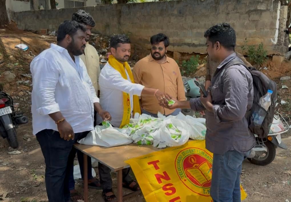 టీఎన్ఎస్ఎఫ్ ఆధ్వర్యంలో డీఎస్సీ అభ్యర్థులకు మజ్జిగ పంపిణీ…