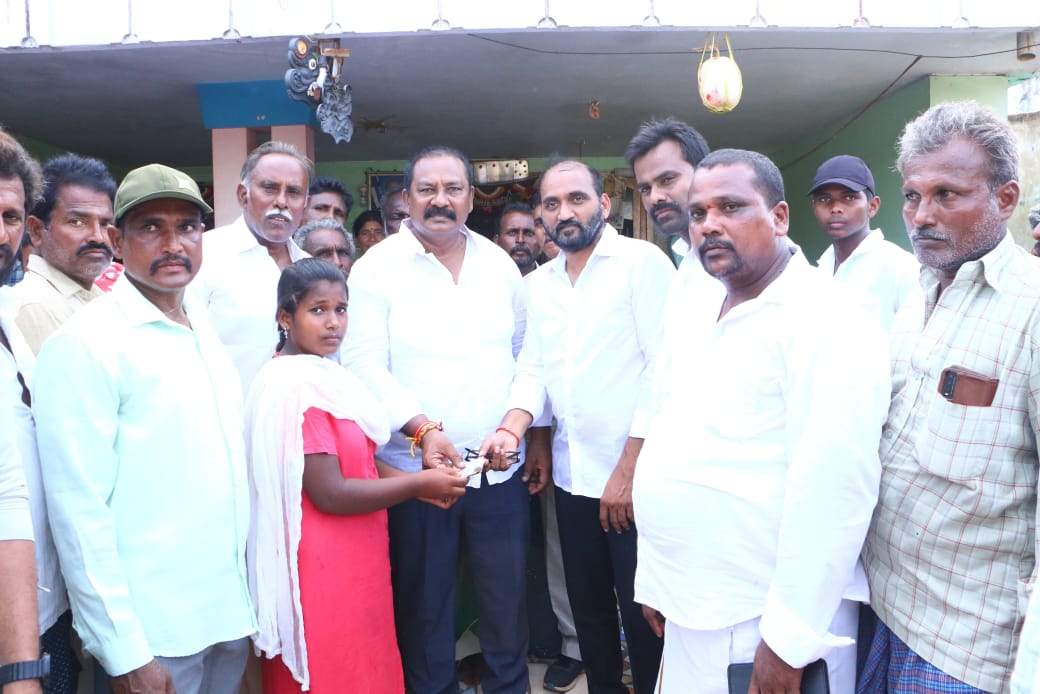 తల్లి తండ్రిని కోల్పోయిన బాలికకు ఎమ్మెల్యే కాకర్ల పదివేల ఆర్థిక సహాయం..!!