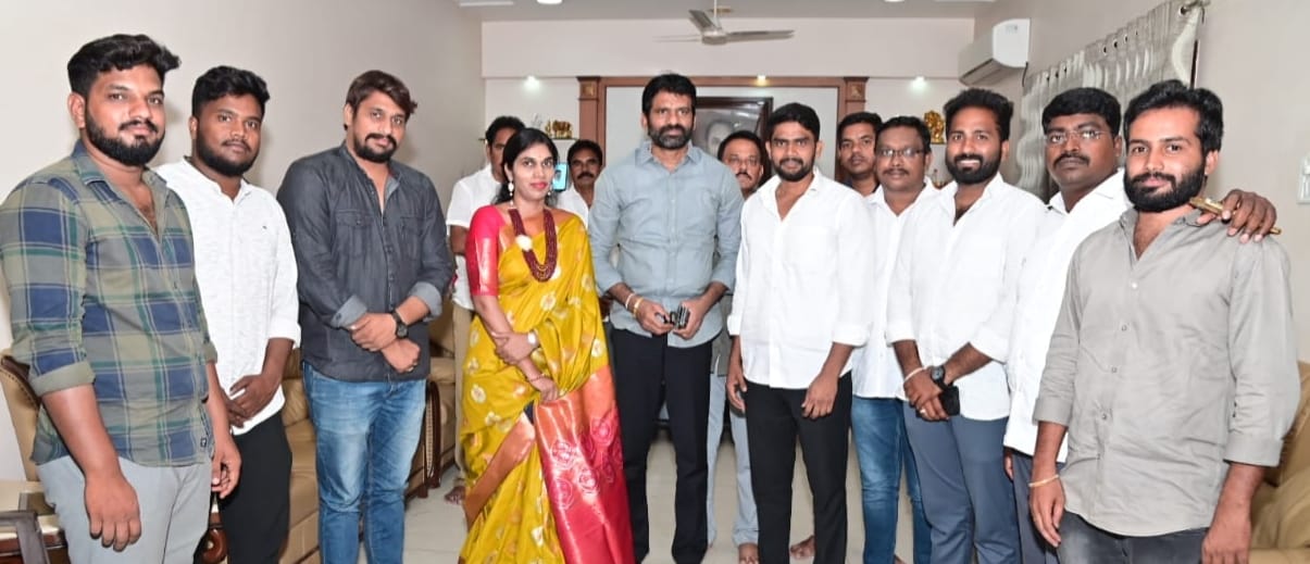 కాకాని గోవర్ధన్ రెడ్డి కుమార్తె కాకాని పూజితతో ఎమ్మెల్సీ పర్వత రెడ్డి చంద్రశేఖర్ రెడ్డి భేటీ