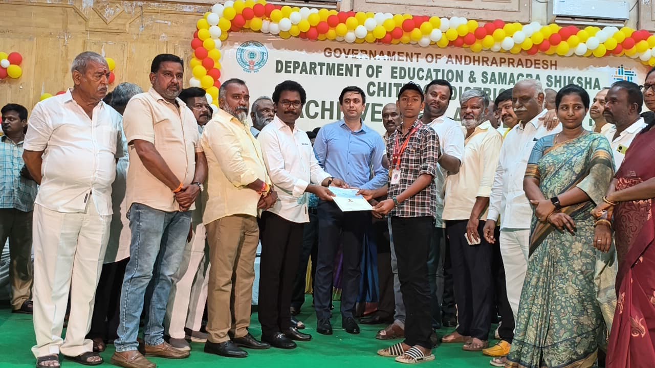 బానోదయ ఇంగ్లీష్ మీడియం హై స్కూల్ నలుగురు విద్యార్థులకు షైనింగ్ స్టార్ అవార్డు