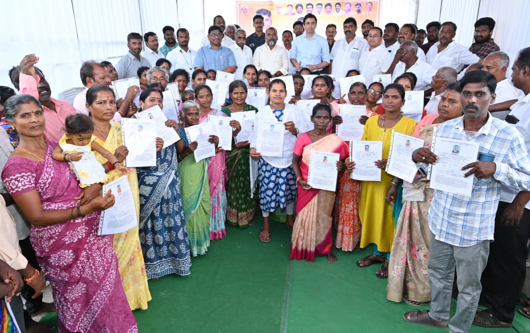 ఏ.గొల్లపల్లిలో 47 మంది పేదలకు ఇంటి పట్టాల పంపిణీ చేసిన జిల్లా కలెక్టర్, ఎమ్మెల్యే..