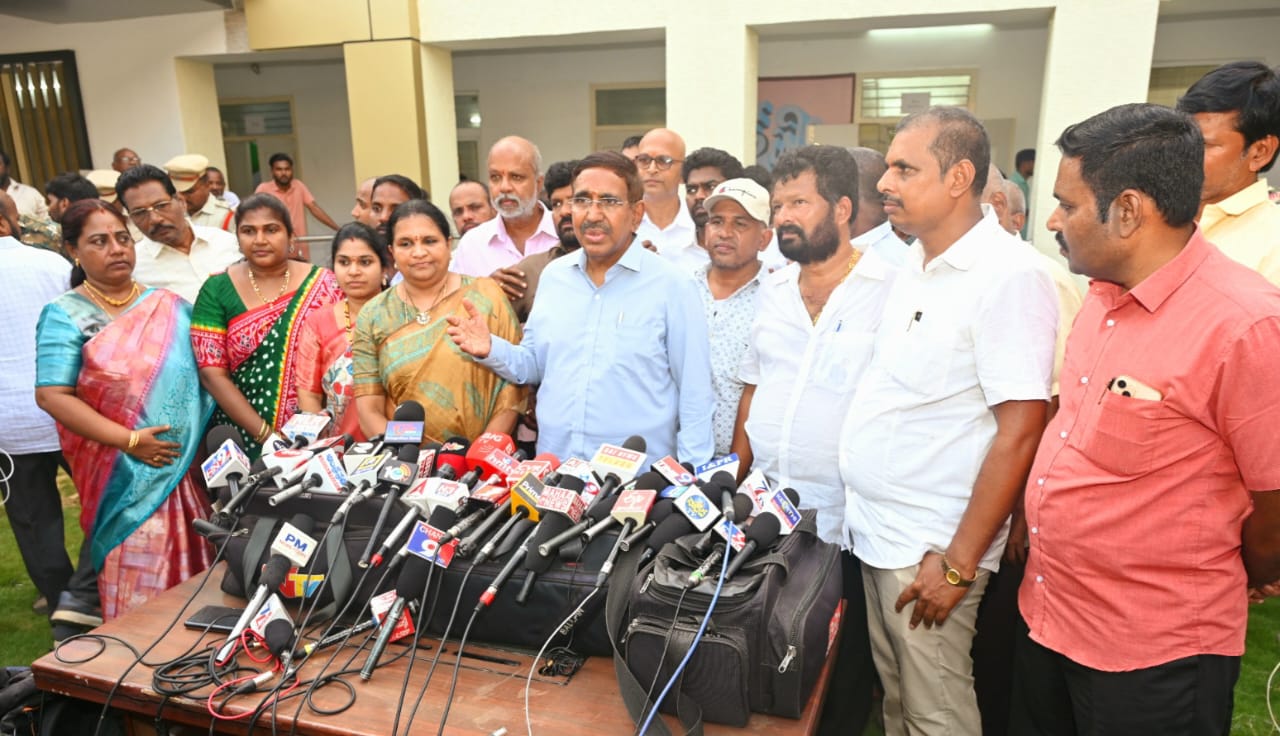 ఒక్కరోజులో 900 అడ్మిషన్లతో చరిత్ర సృష్టించిన వి ఆర్ హై స్కూల్