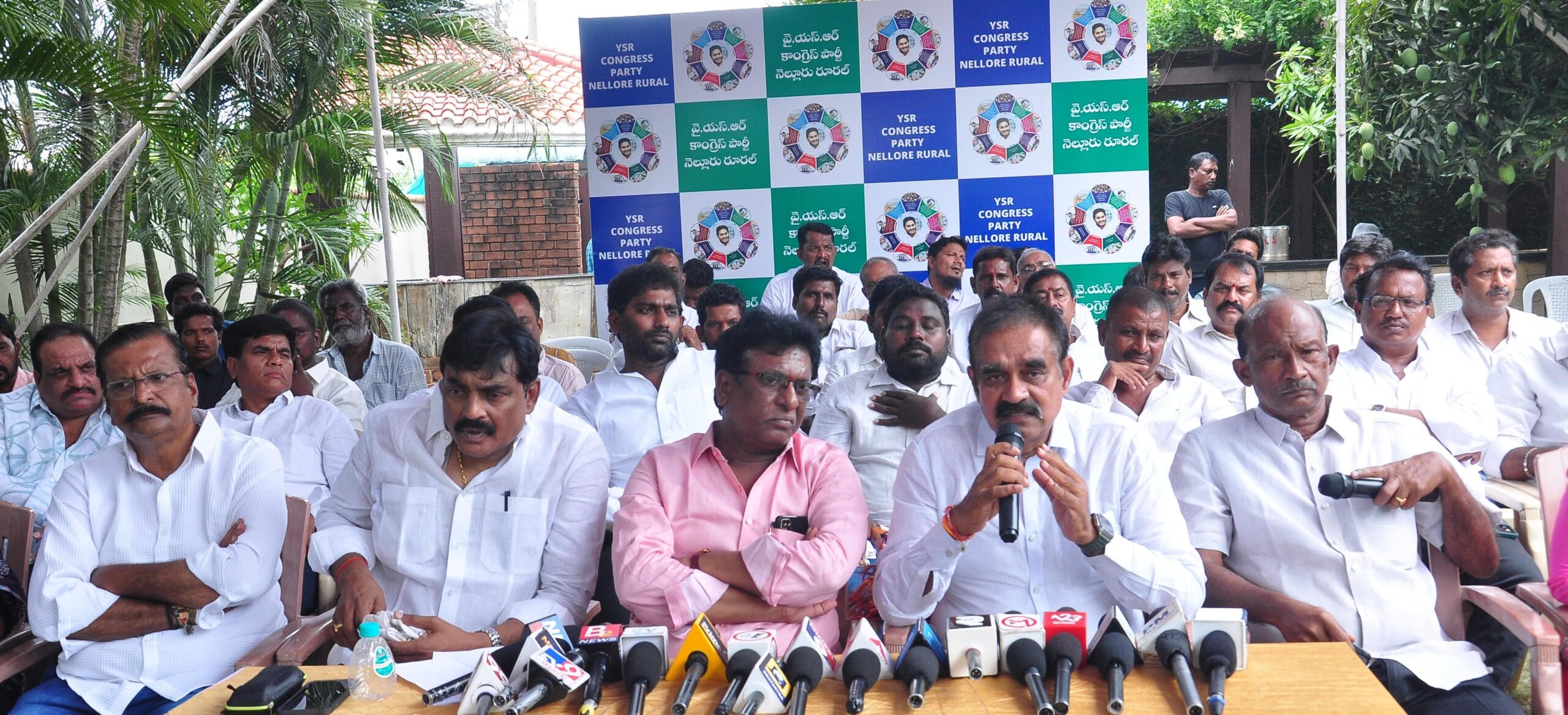 వైయస్సార్ కాంగ్రెస్ పార్టీకి ద్రోహం చేస్తూ పార్టీకి ఎంతో నష్టం చేస్తున్న కొంతమంది అధికార పార్టీ కోవర్ట్ లకు సరైన రీతిలో కౌంటర్ ఇచ్చి సమాధానం చెప్పిన నెల్లూరు రూరల్ నియోజకవర్గ నాయకులు, కార్యకర్తలు.