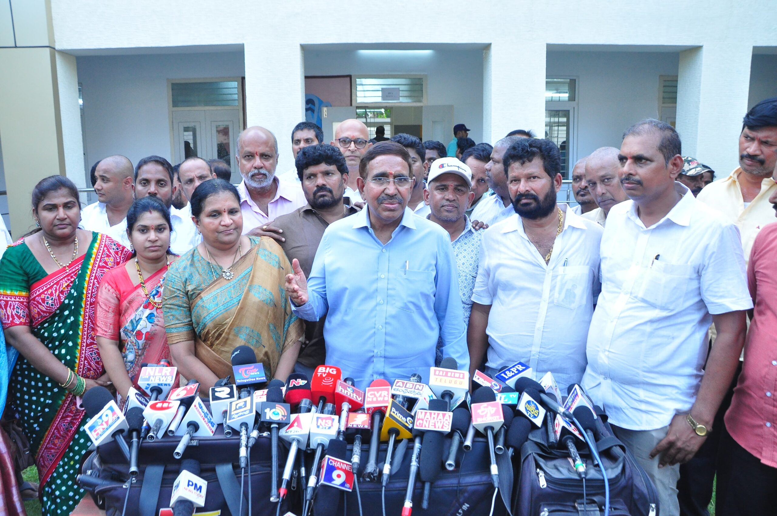 నెల్లూరులో విఆర్ హైస్కూల్ అడ్మిషన్లు ప్రారంభించిన రాష్ట్ర మంత్రి పొంగూరు నారాయణ