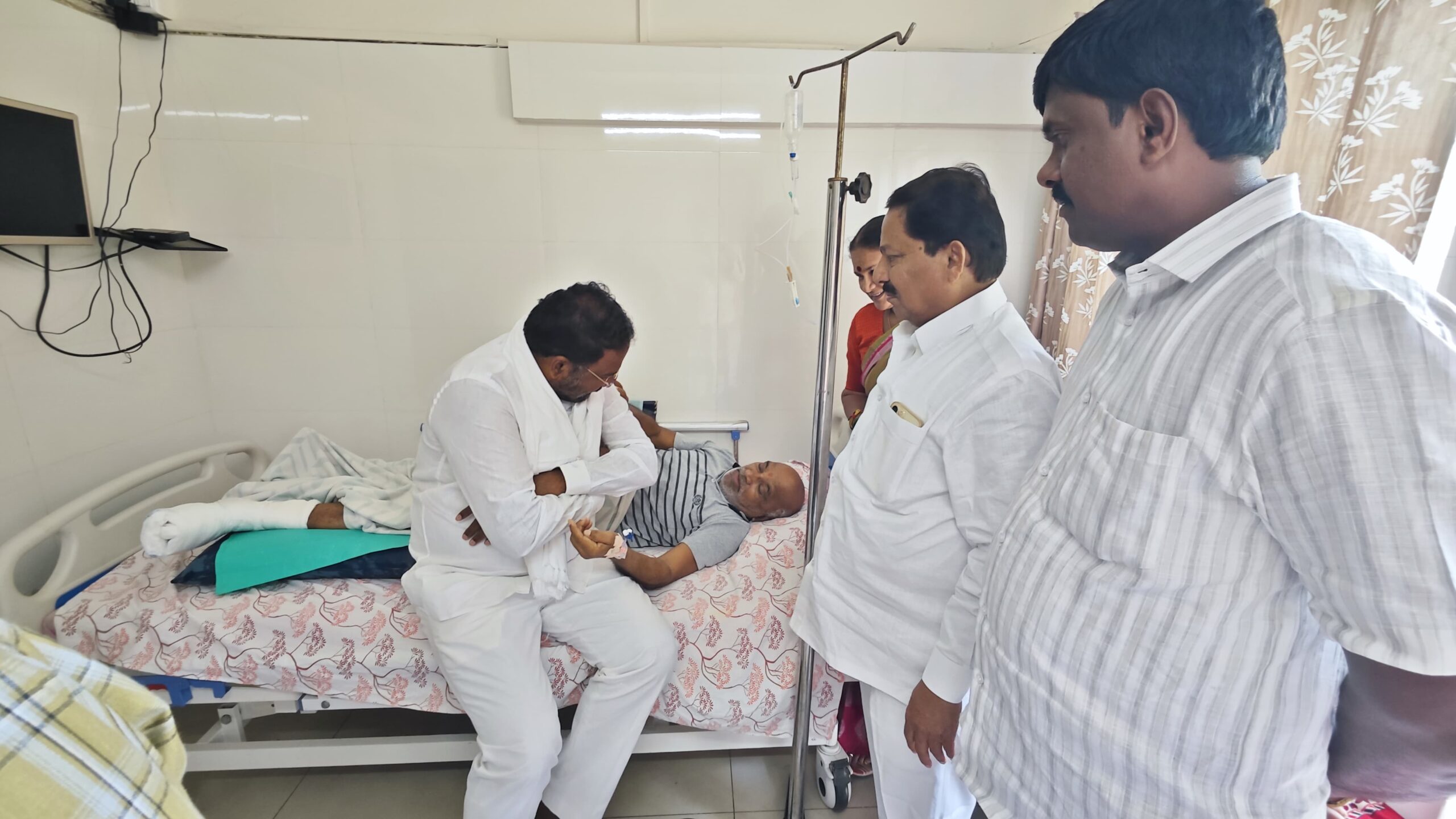 చంద్రకాంత్ గౌడ్ ను పరామర్శించిన మంత్రి వాకిటి శ్రీహరి.